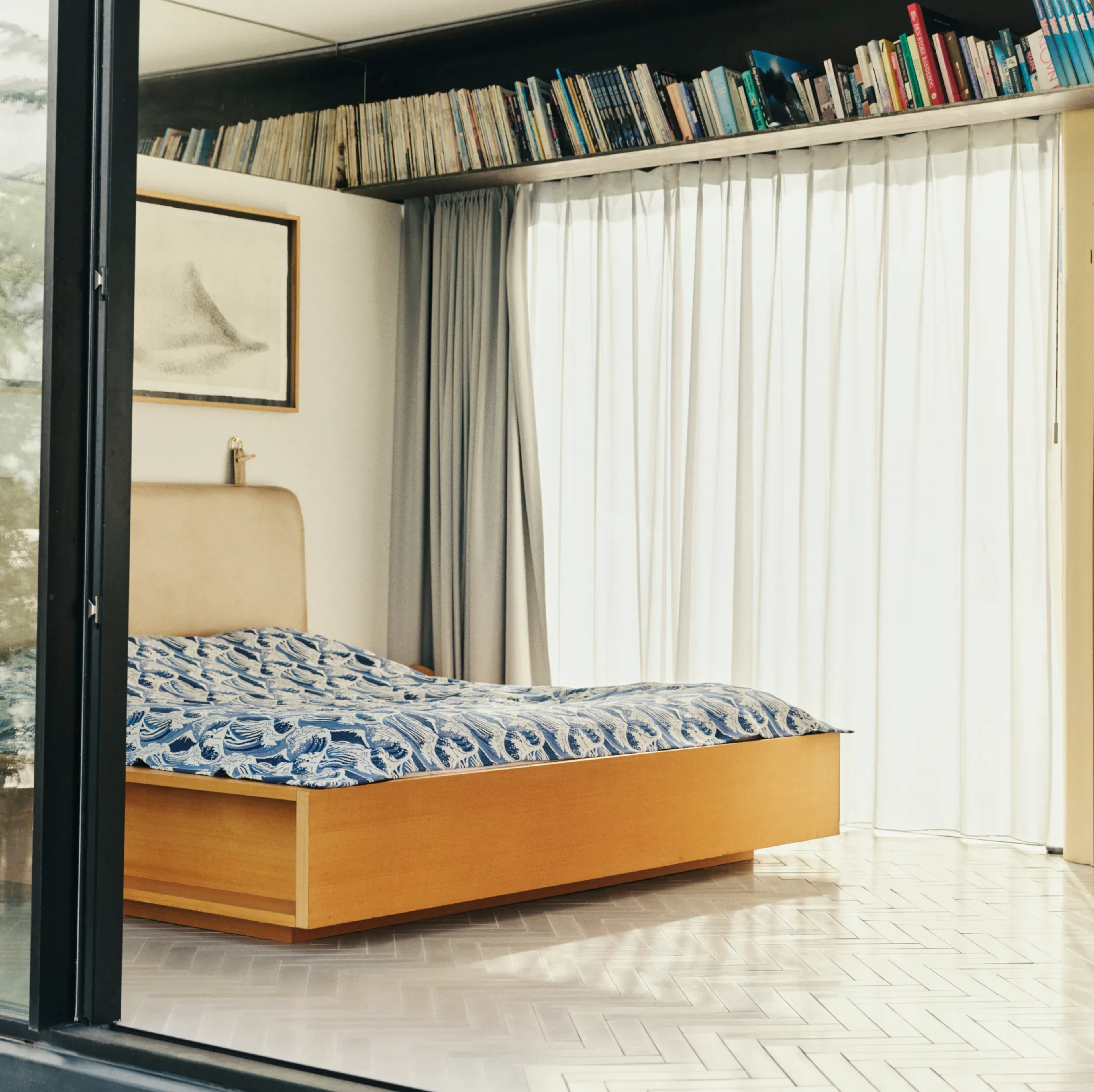 Billede af seng i æstetisk mijø