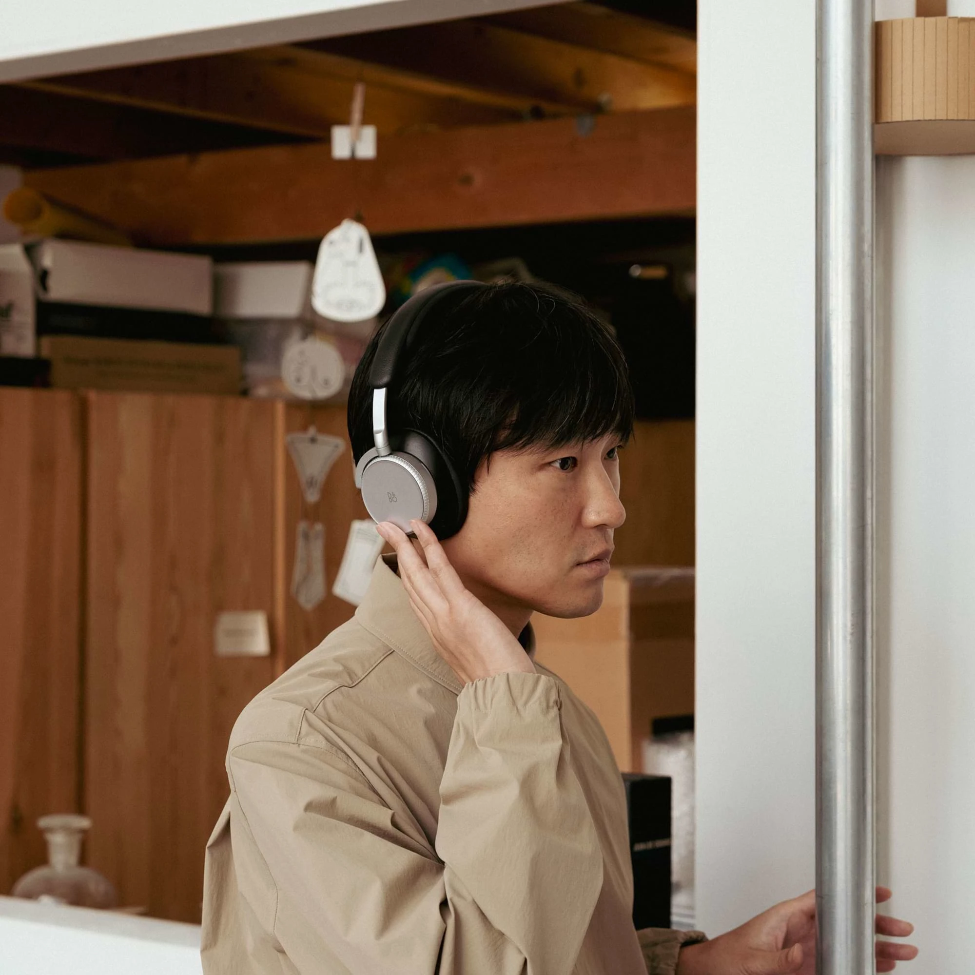 Shuta Hasunuma  listening to music on the Beoplay H100