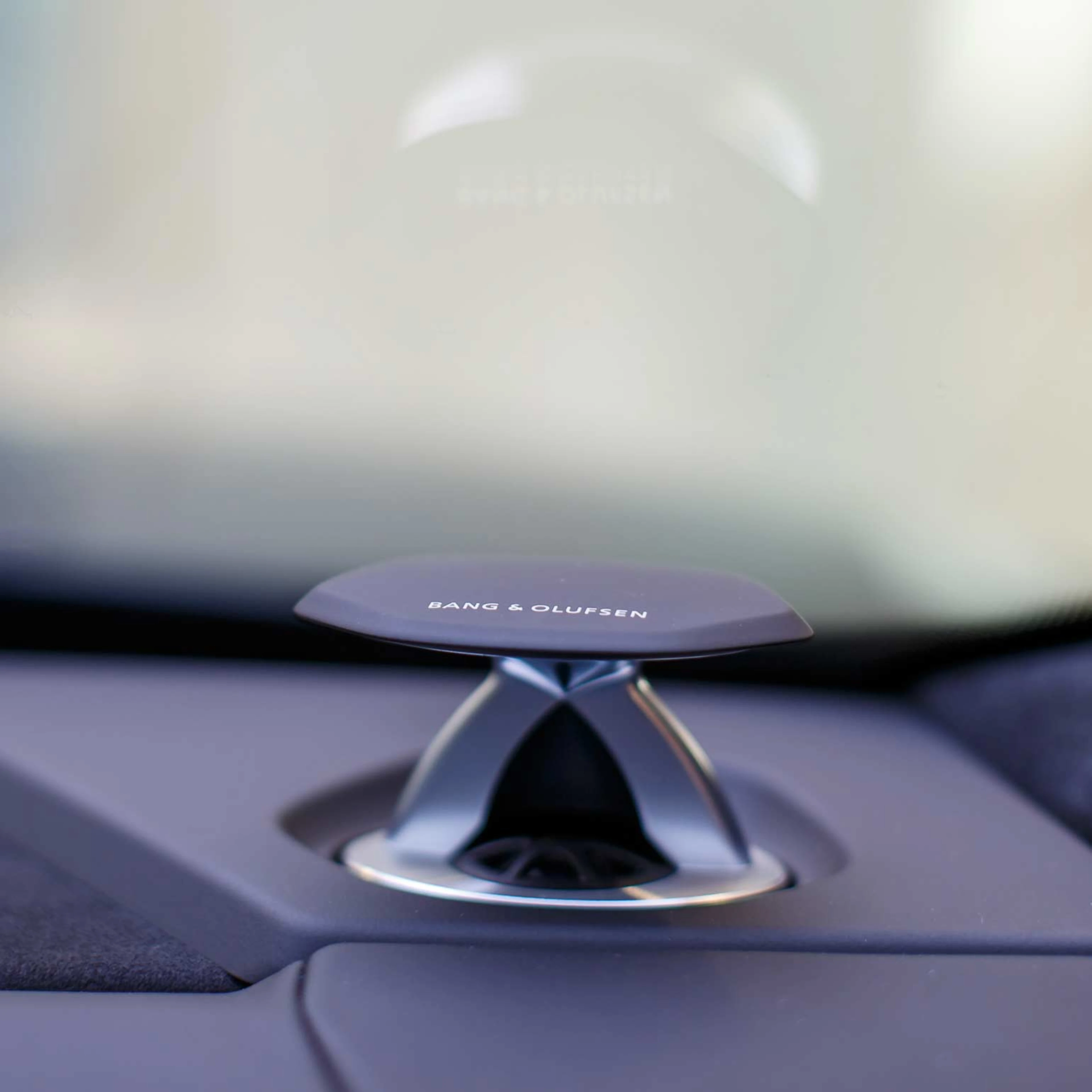 Acoustic lens in Lamborghini Urus