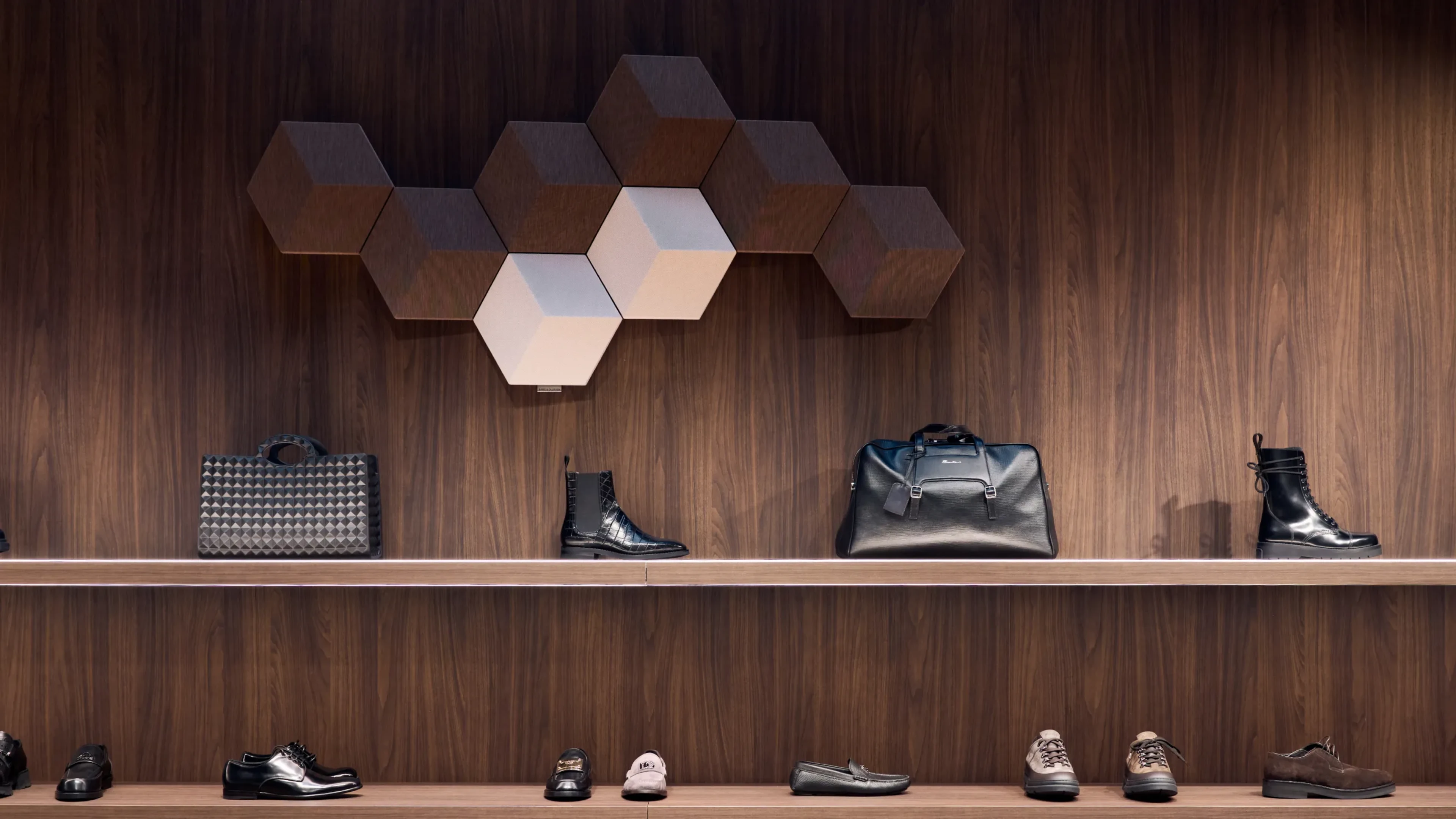 圖片來自 Amicis 維也納門市,鞋子上方的牆面展示了 Beosound Shape。