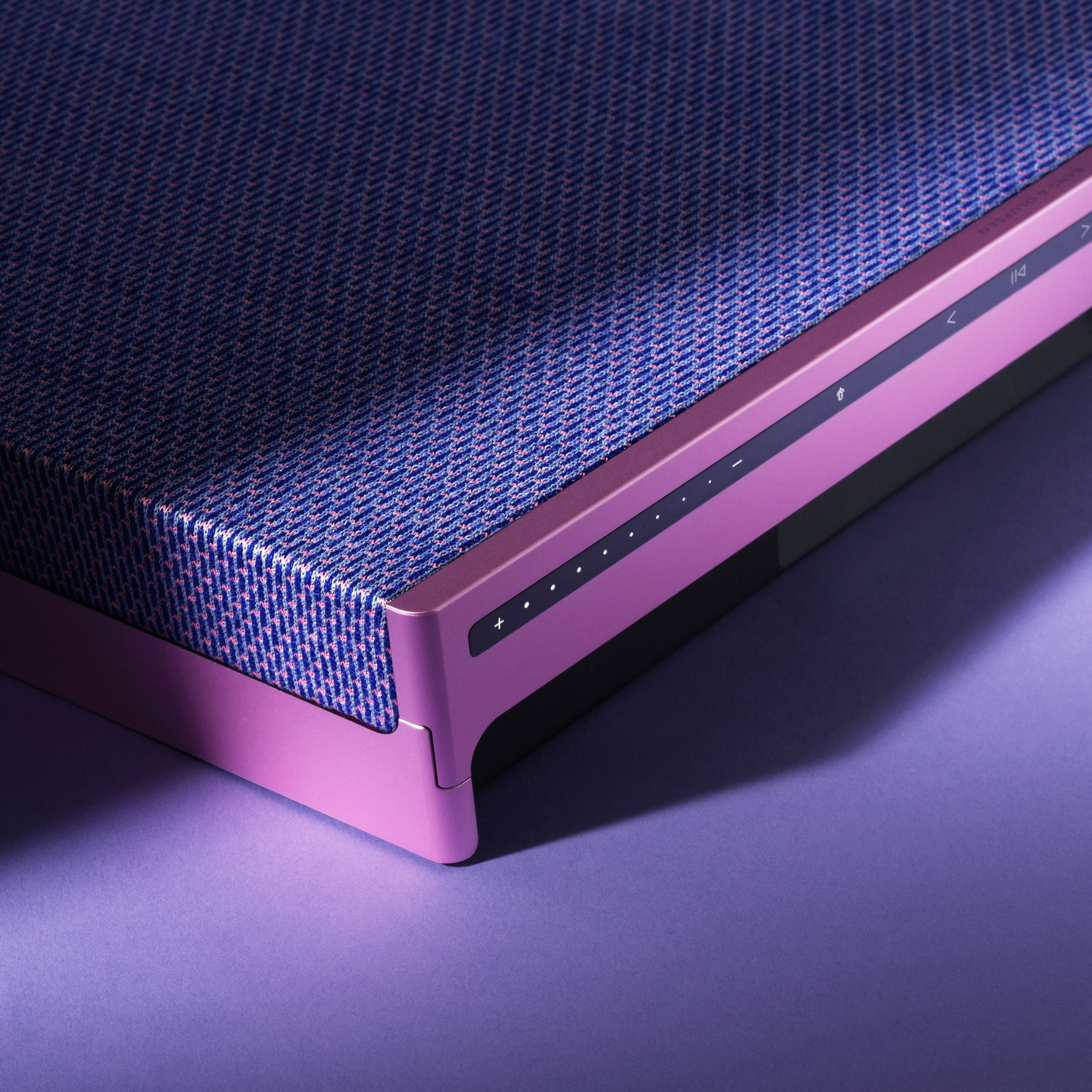 Detail image of the corner and control panel of a Beosound Level speaker in the limited colour Lilac Twilight