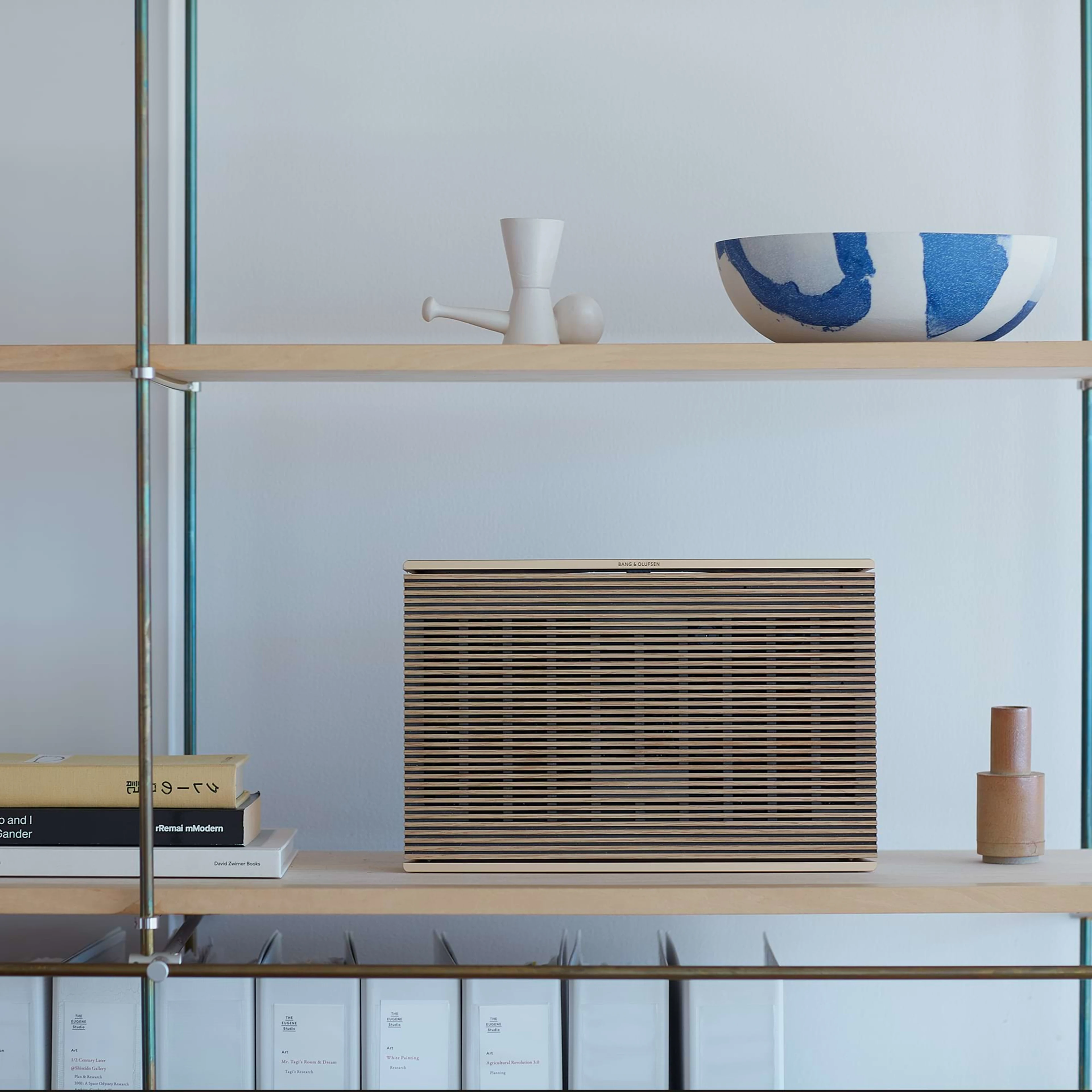 Beosound Level o a minimalistic shelf