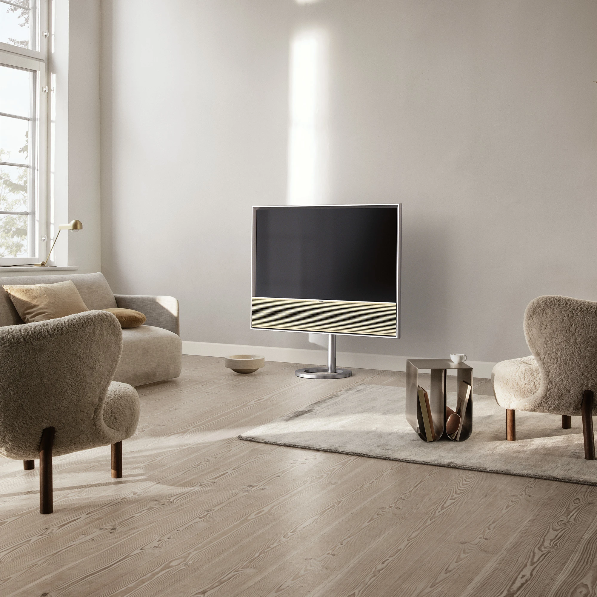 Beovision Contour TV stående i et rum
