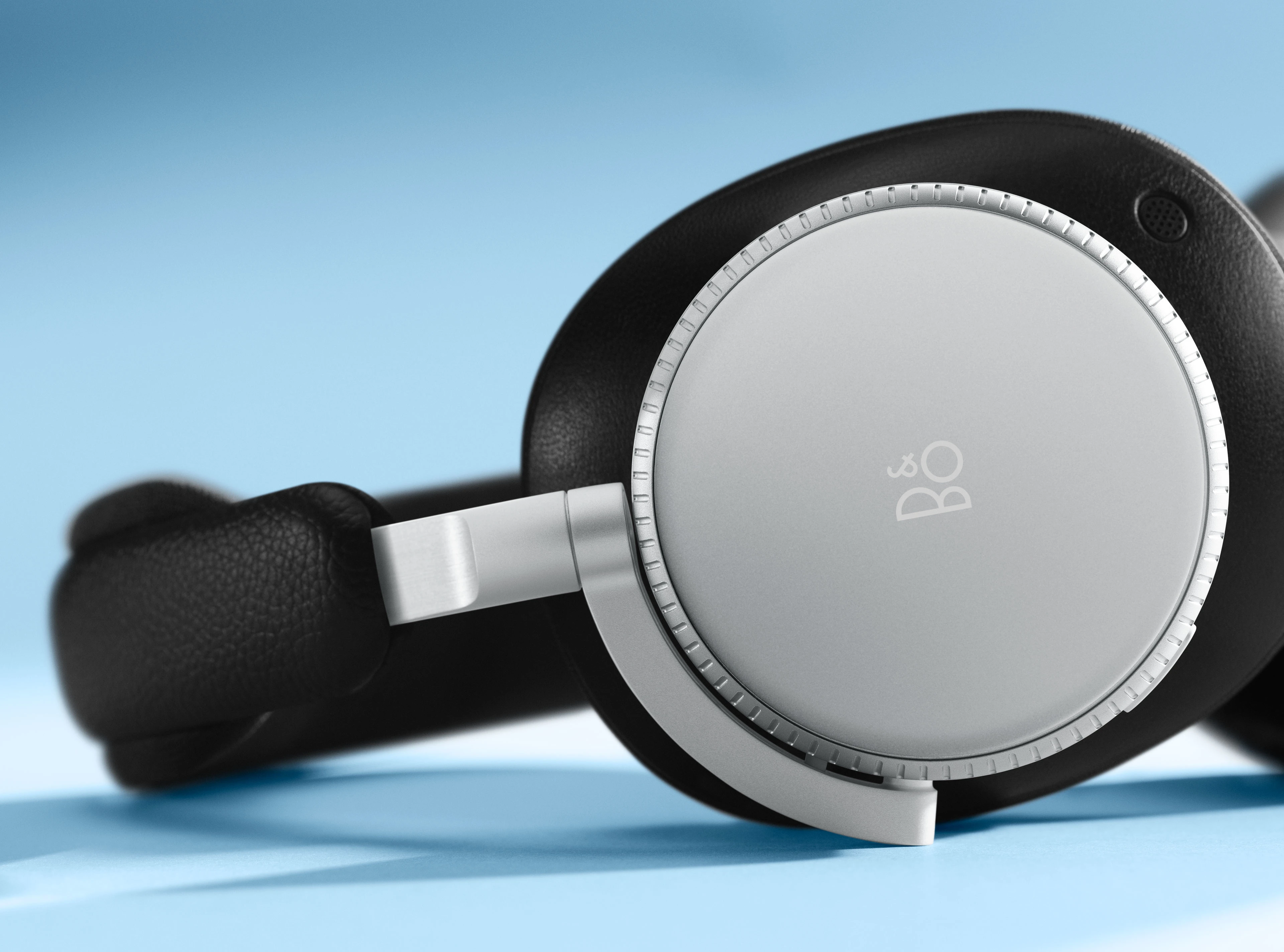 A close-up picture of Beoplay H100 the Infinite Black variant