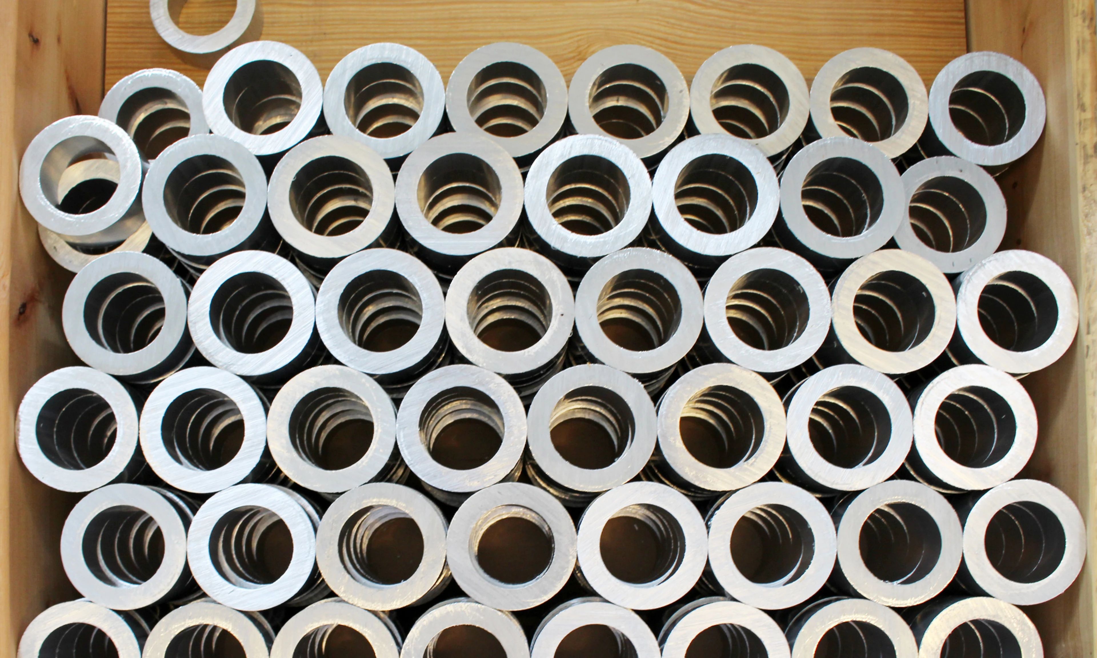 Dischi di alluminio nella fabbrica di Bang & Olufsen a Struer, Danimarca