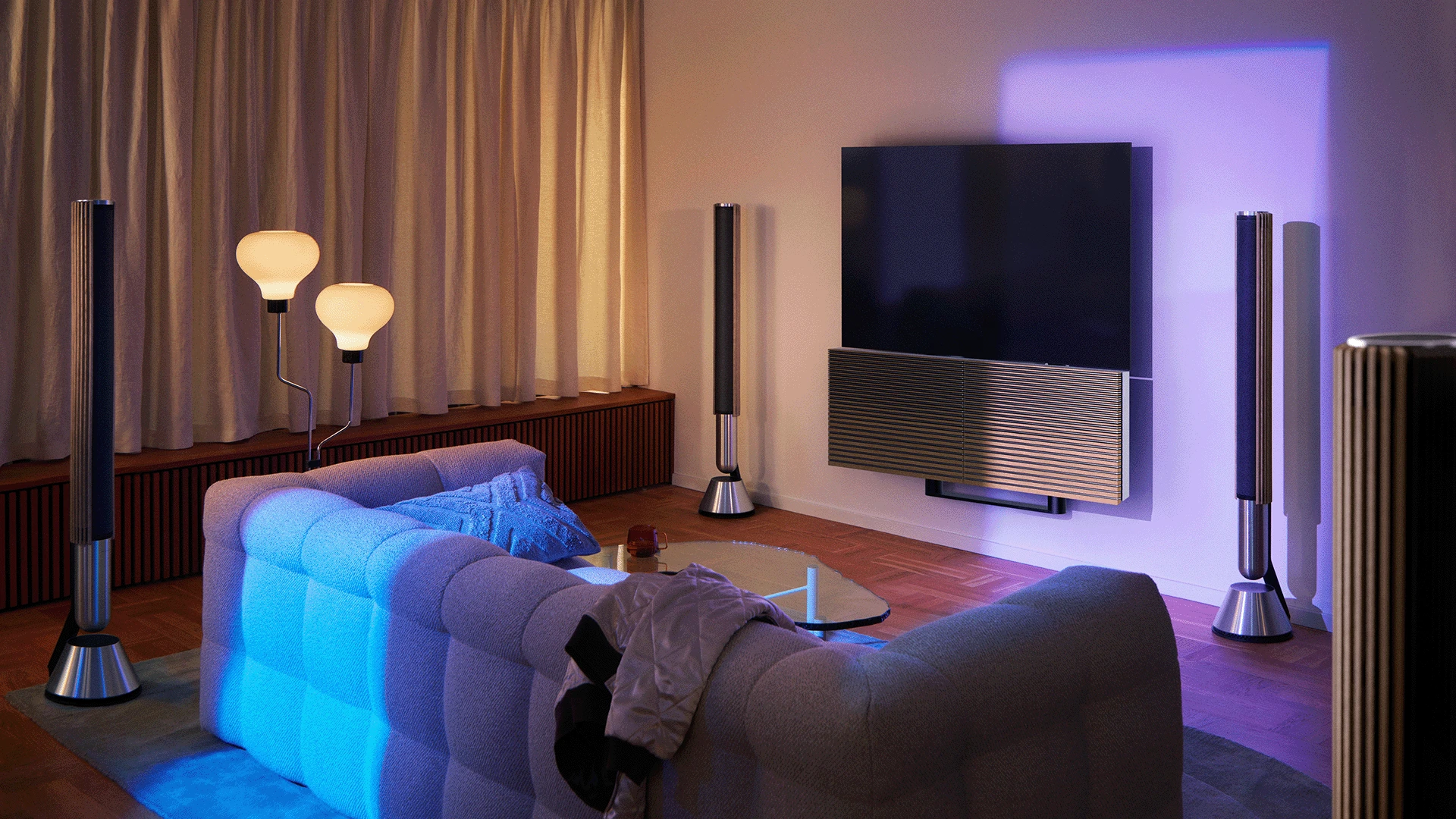 Image of a living room with Beovision Harmony and 2 pairs of Beolab 28