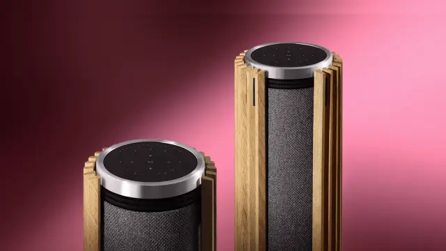 A pair of Beosound Balance in oak connected through stereo pairing function