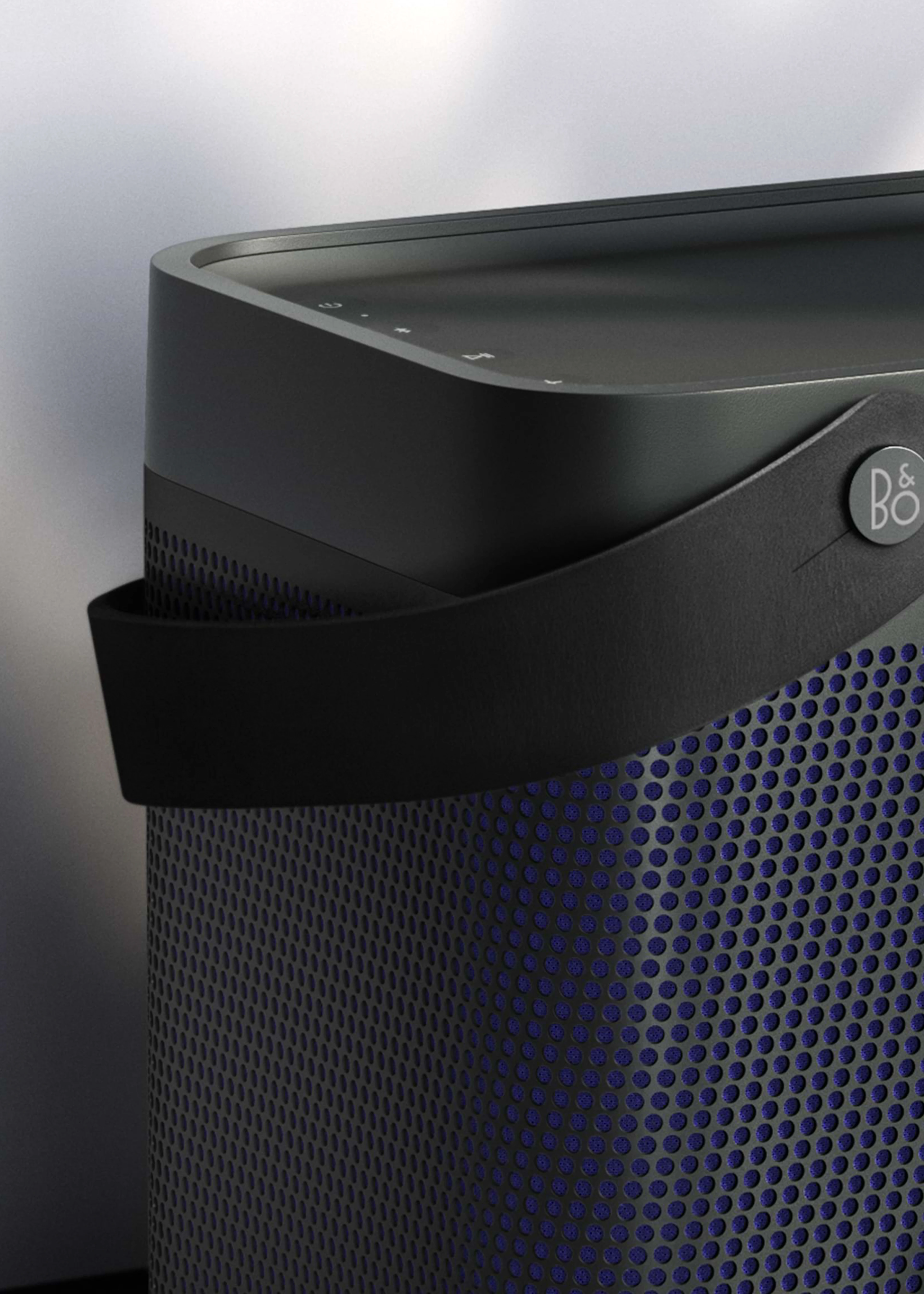 Close-up of the Beolit 20 in black anthracite with black handle
