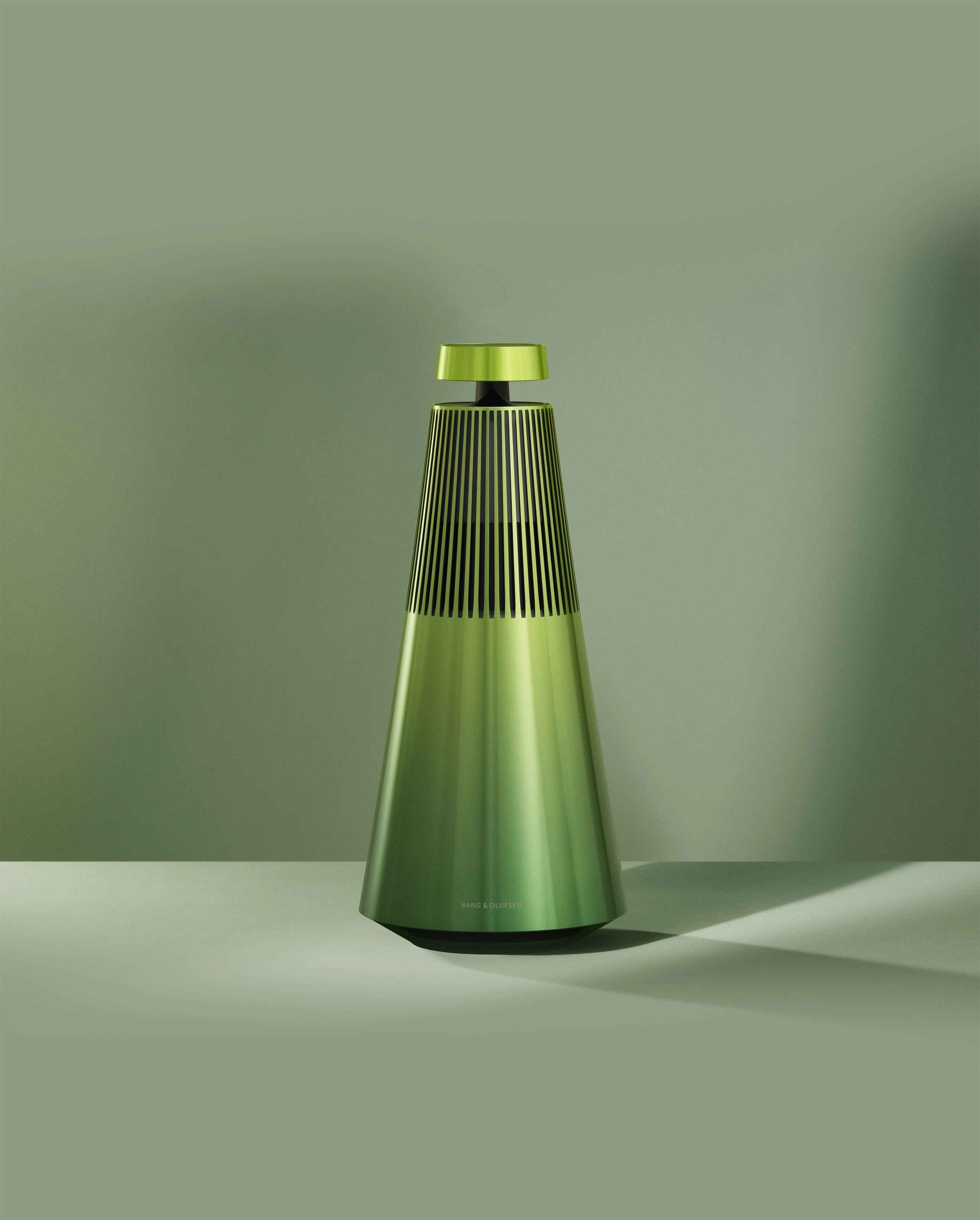 Image of the Beosound 2 speaker in the limited Atelier colour drop Gradient Green