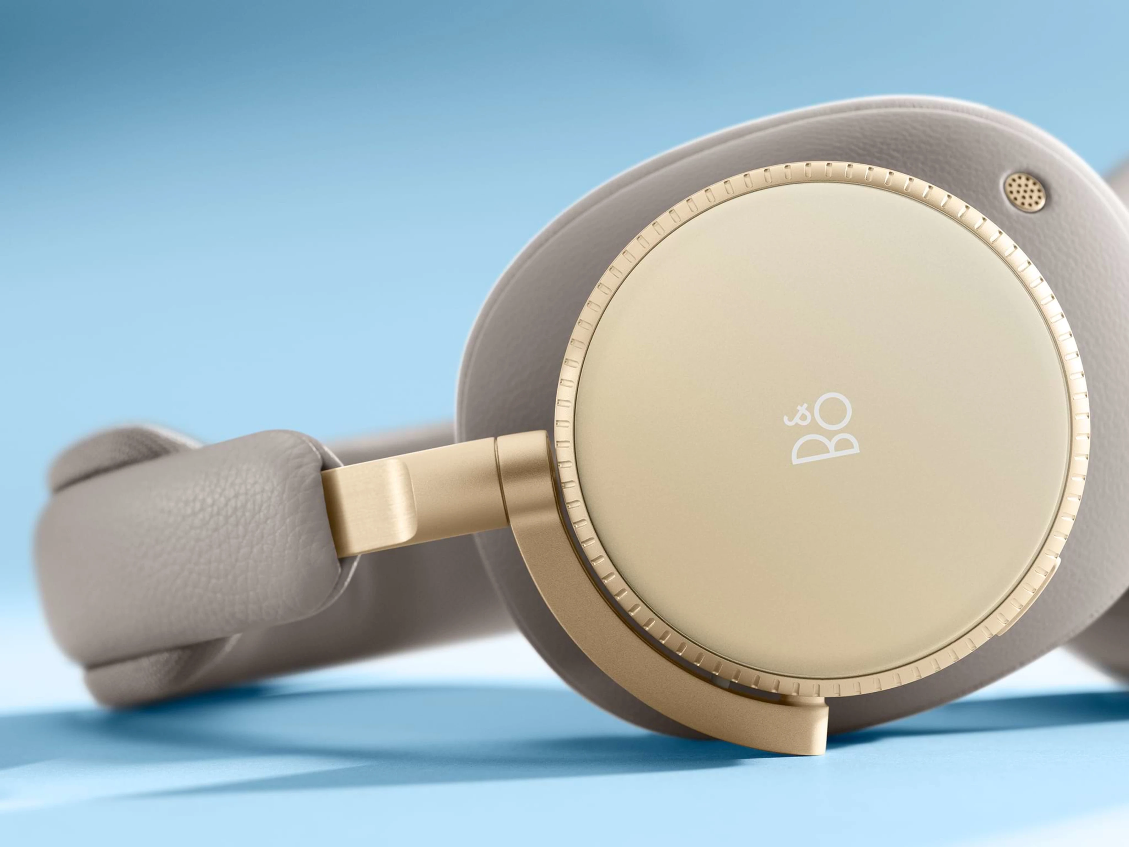 Close-up picture of the Beoplay H100 in the Hourglass Sand variation