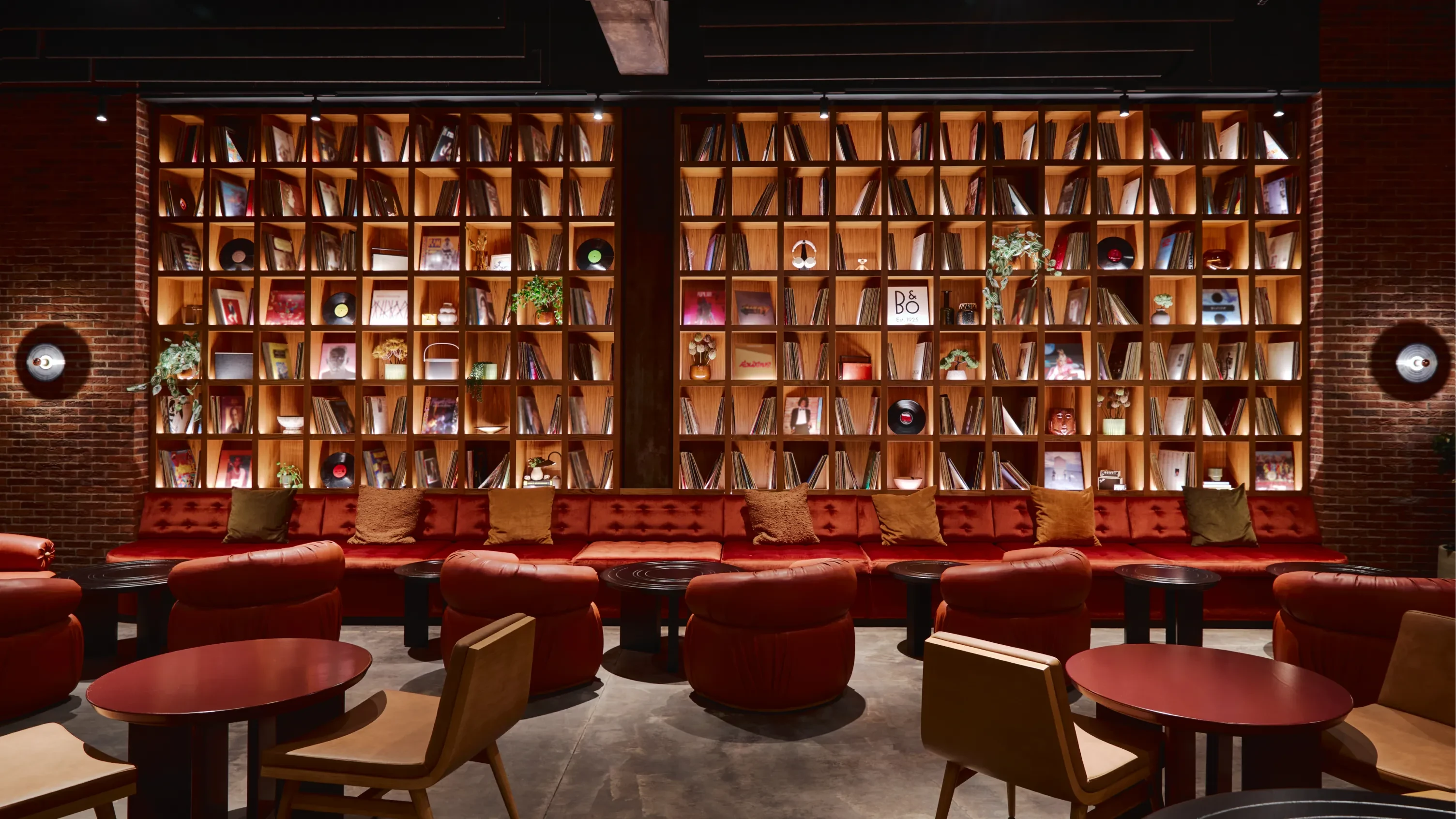 Billede af stor hylde i Vinyl Room