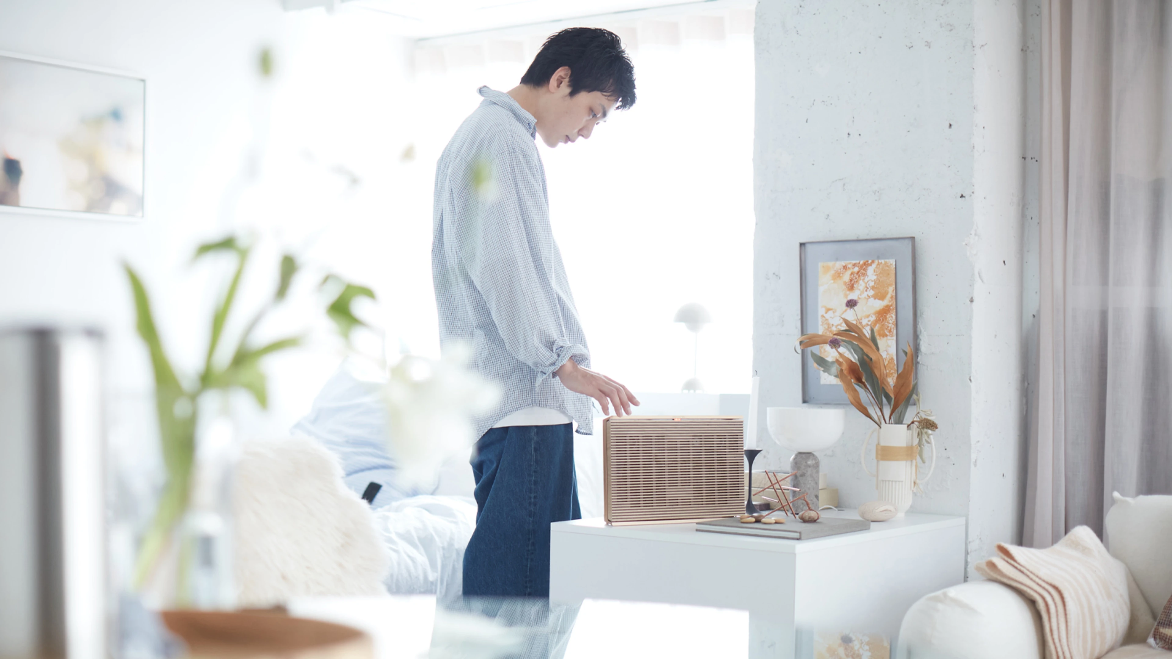 Image of man standing with Beosound Level