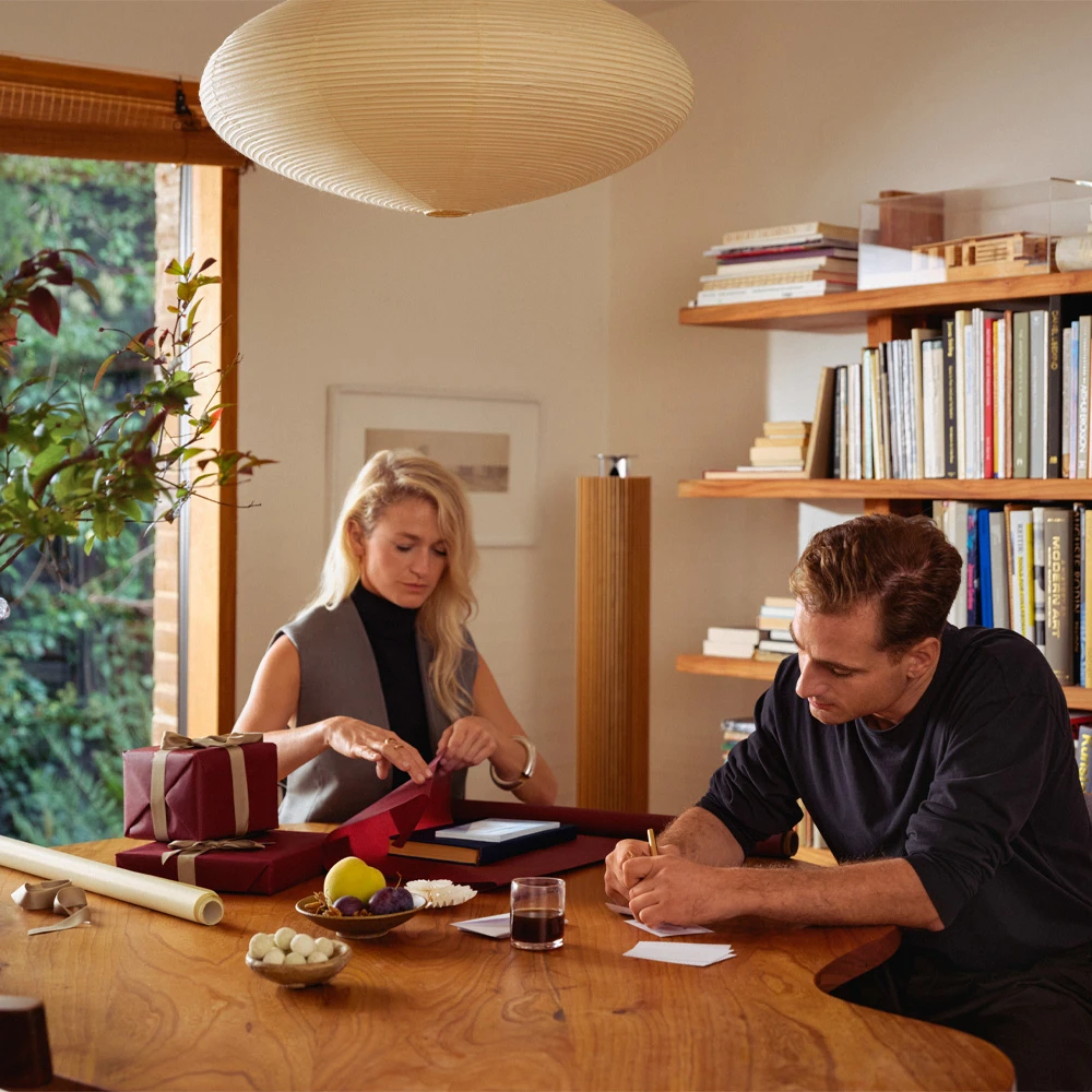 Image of Malene and Nikolaj wrapping up gifts 