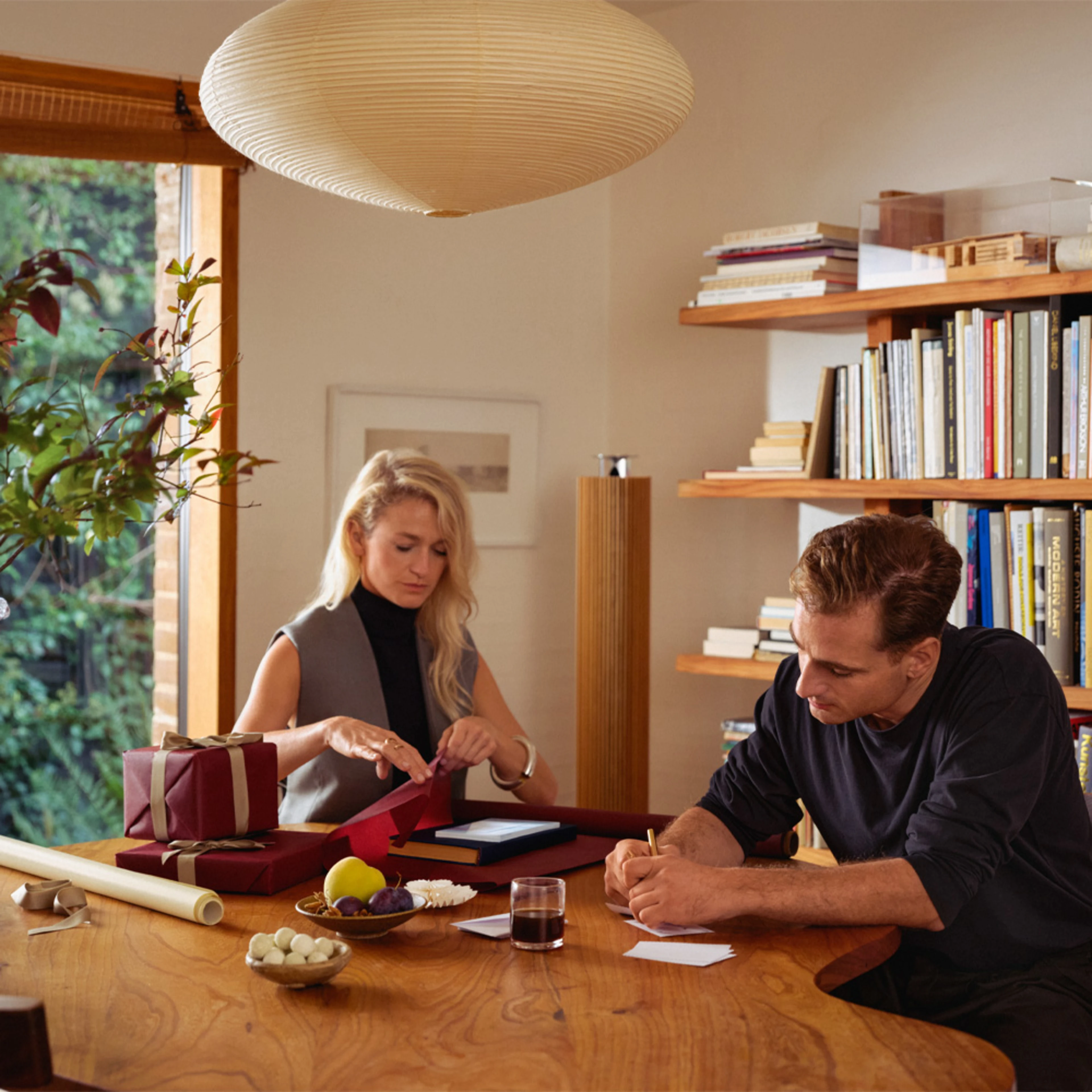 Image of Malene and Nikolaj wrapping up gifts
