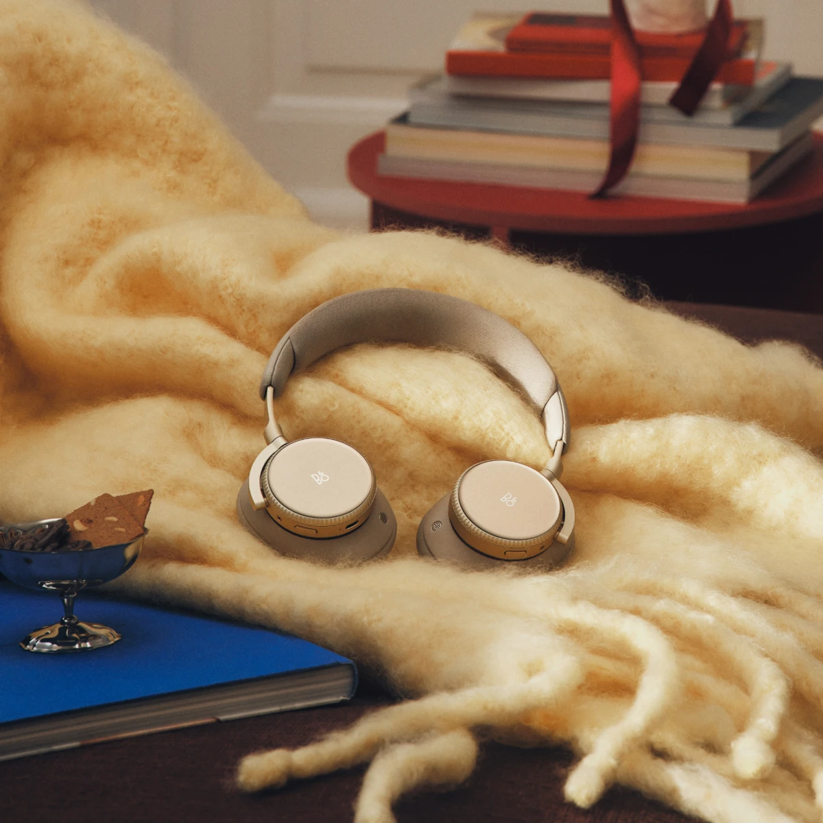 Beoplay H100 on the blancket