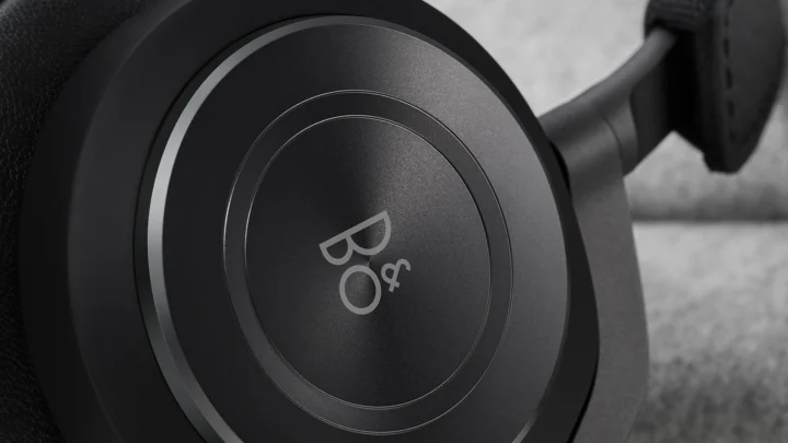 Beoplay H9 black on grey background