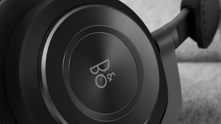 Beoplay H9 black on grey background
