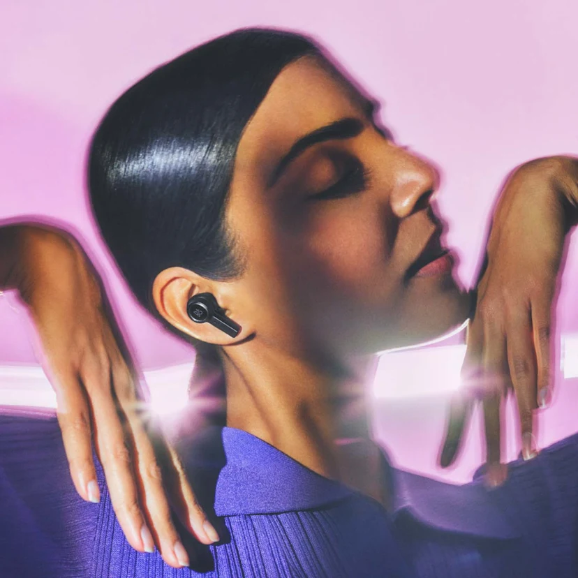 Bang & Olufsen Beoplay EX  Premium wireless earbuds A girl is listening peacefully to EX in black
