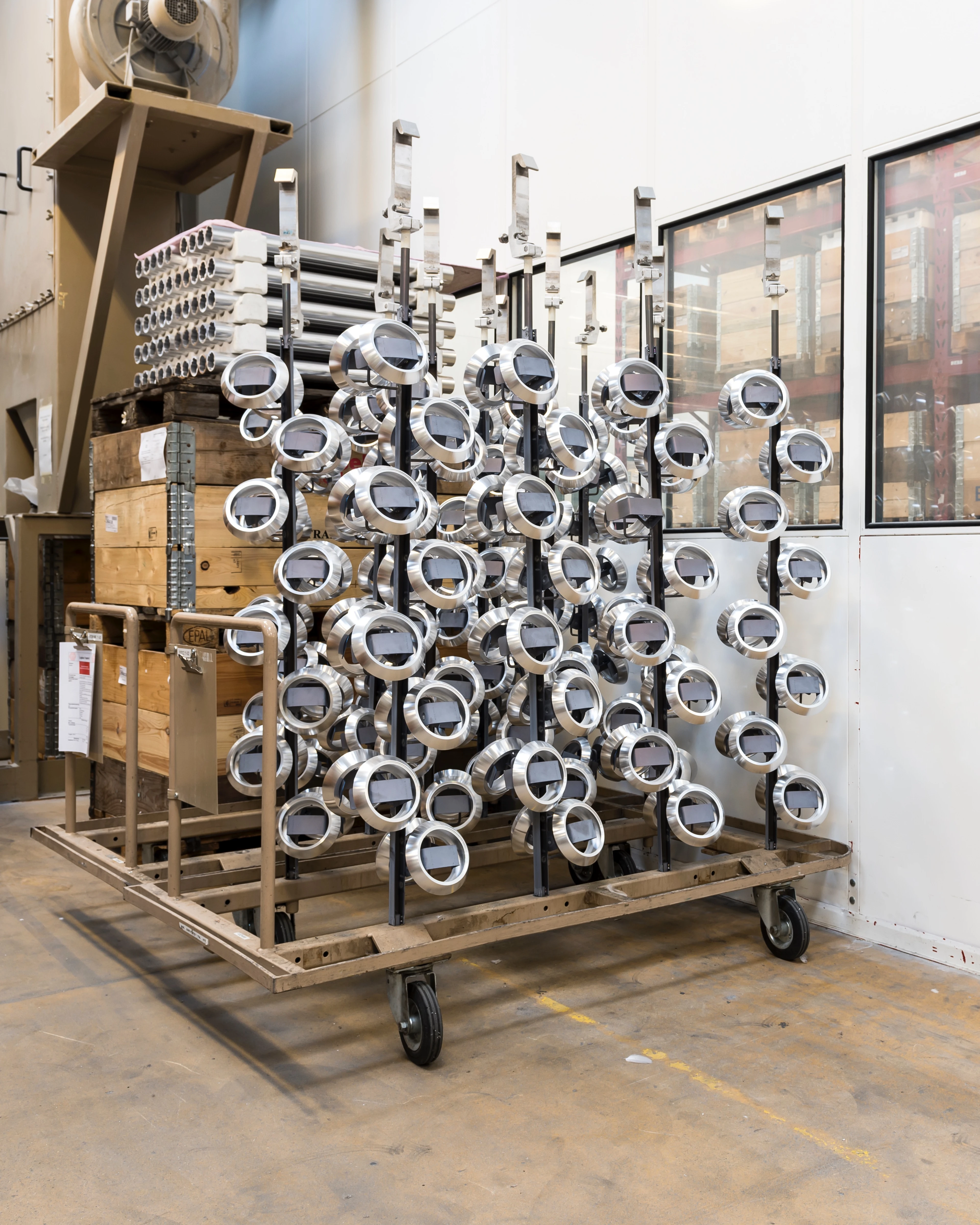 Aluminiumzylinder im Bang & Olufsen Werk in Struer, Dänemark