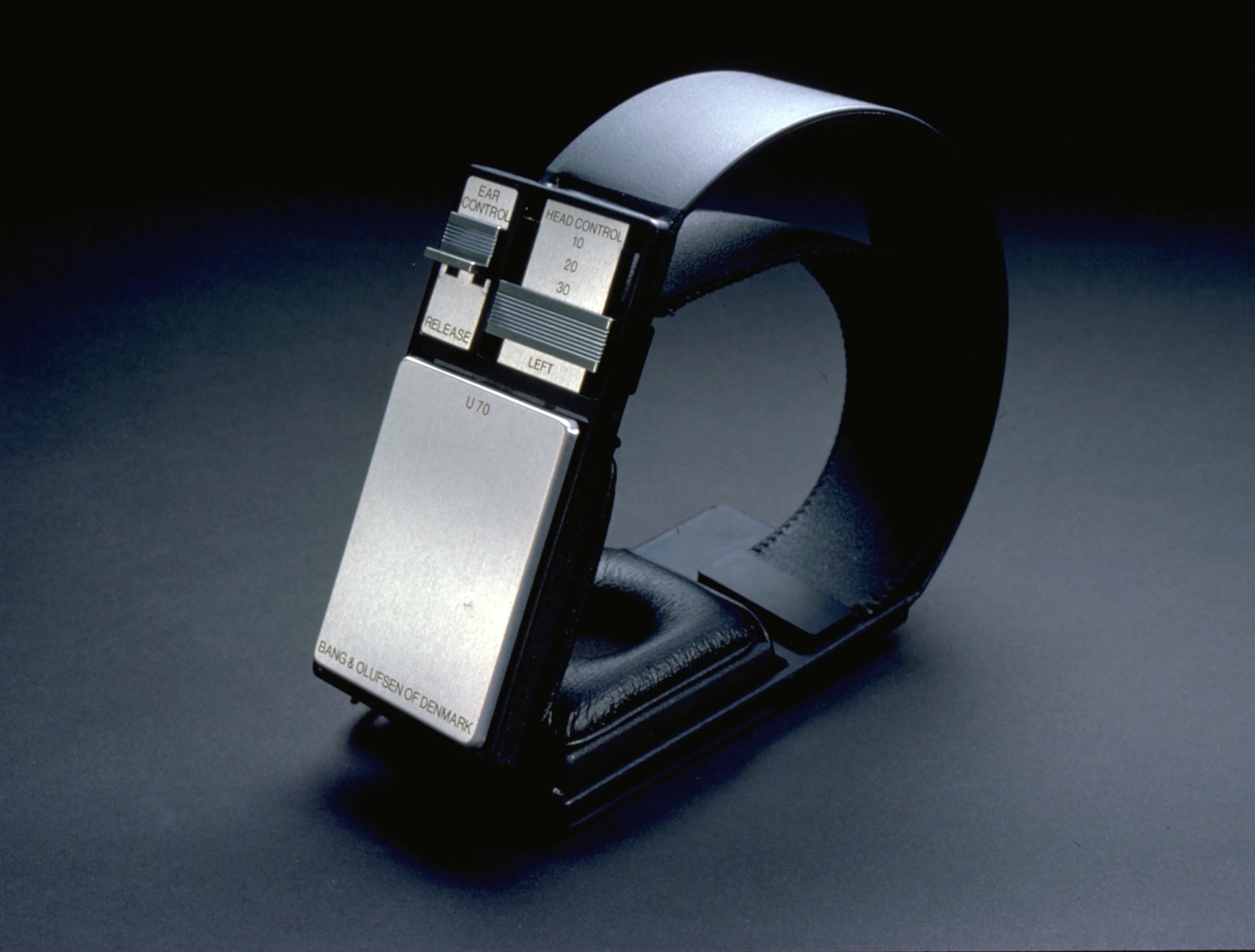 Schwarze Uhr, designt von Jacob Jensen