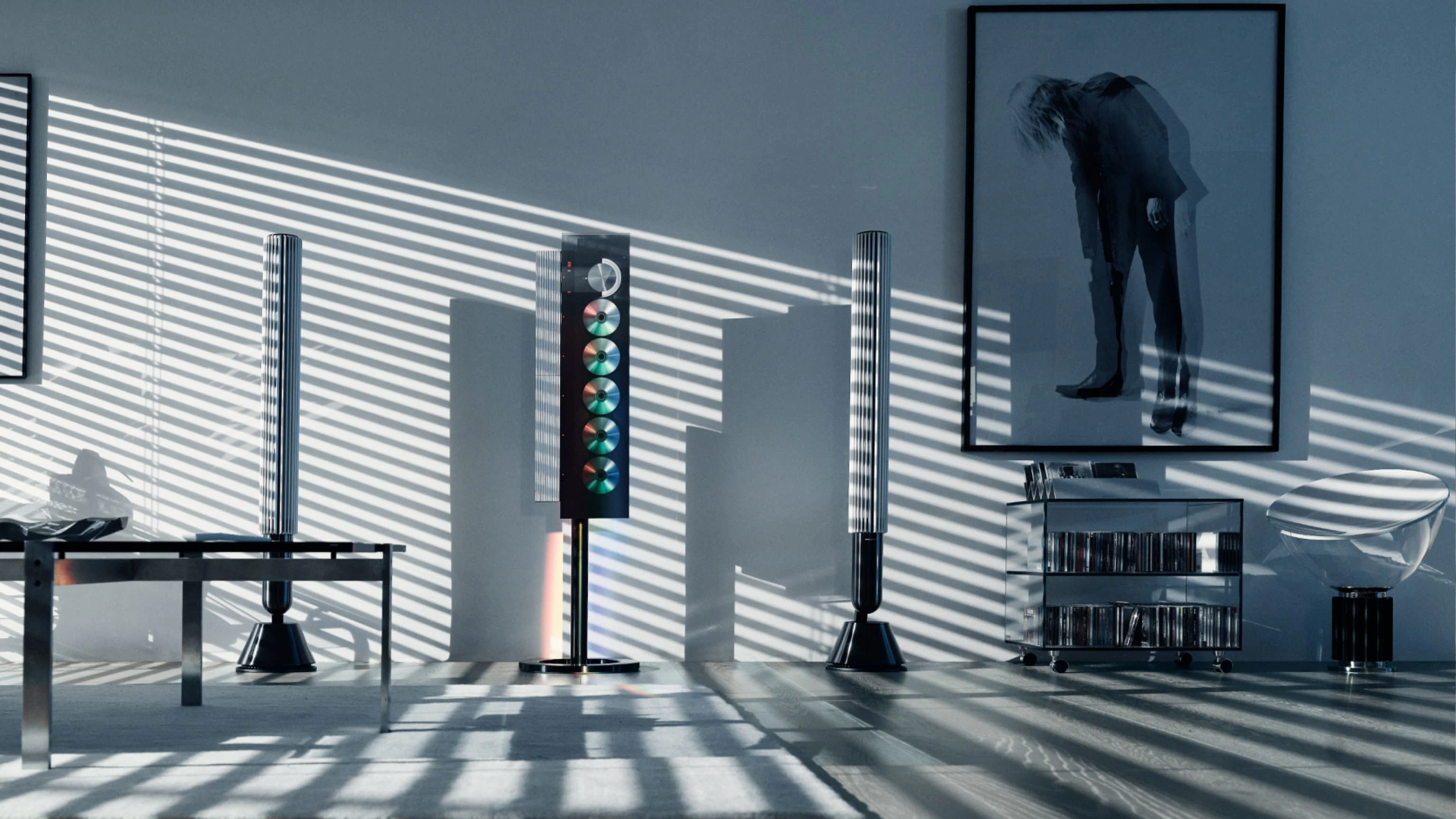 Beosystem 9000c in aluminum in a bright living room where a nice frame is hanging and has a shelf of music records