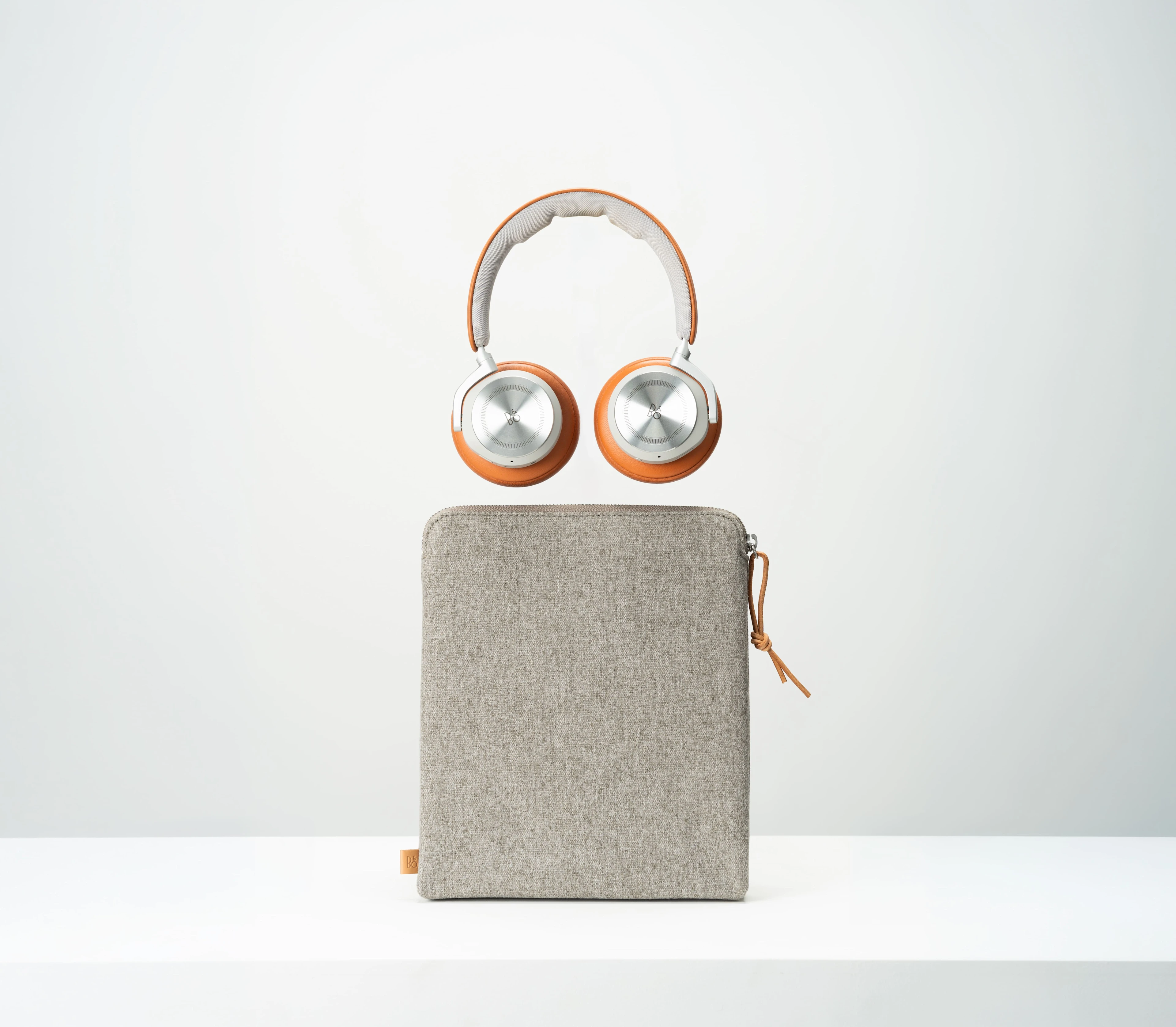 Beoplay HX とグレーファブリックケース