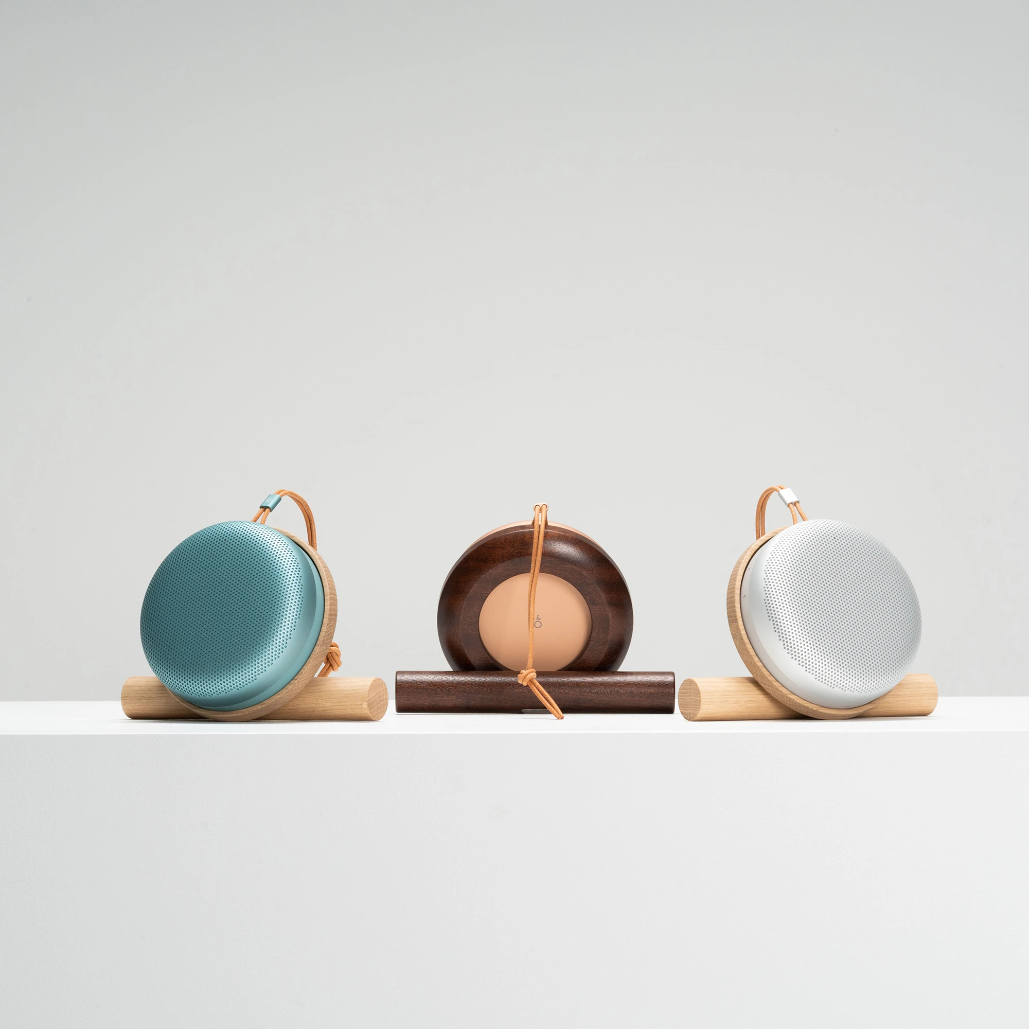 A1 3rd Genスピーカーと、カリモク家具製オリジナルスタンド