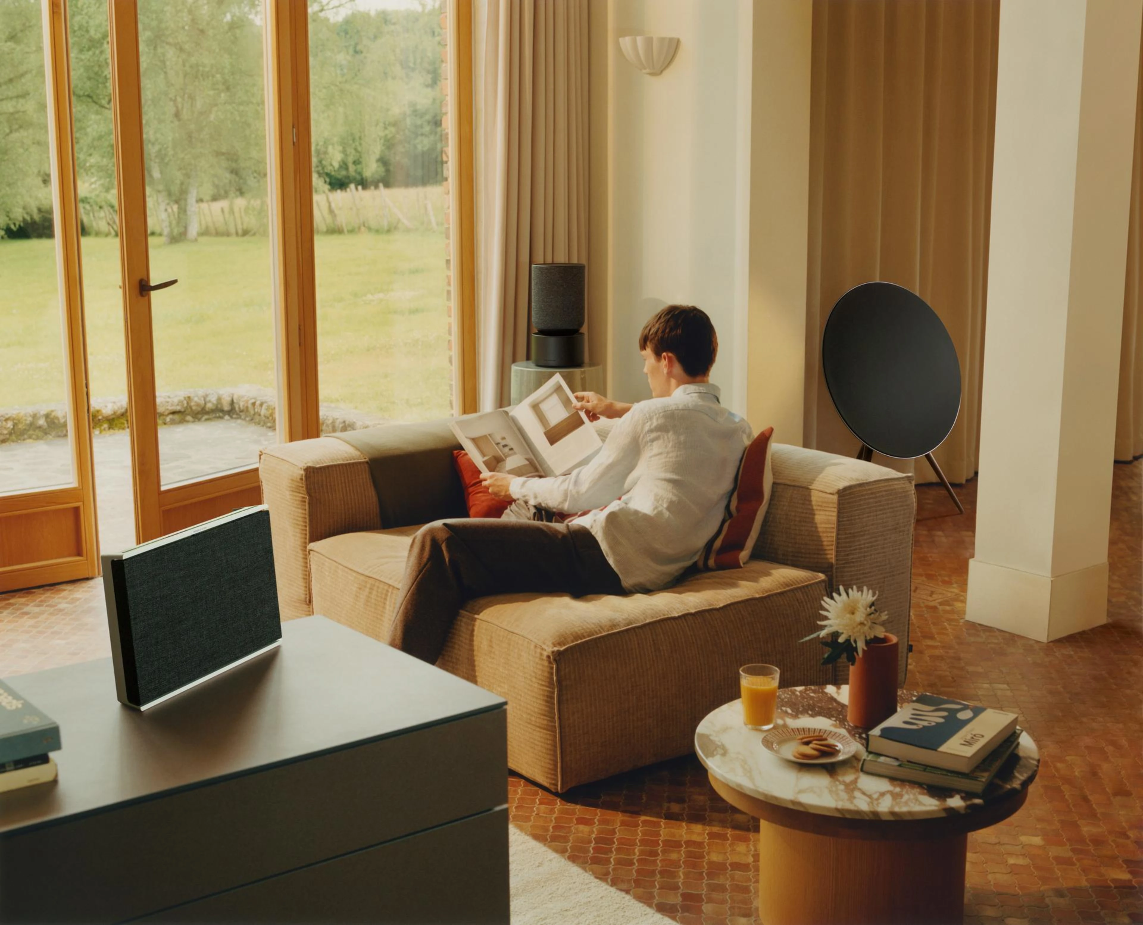 Beosound Level, Balance & A9 in Black Anthracite placed in living room