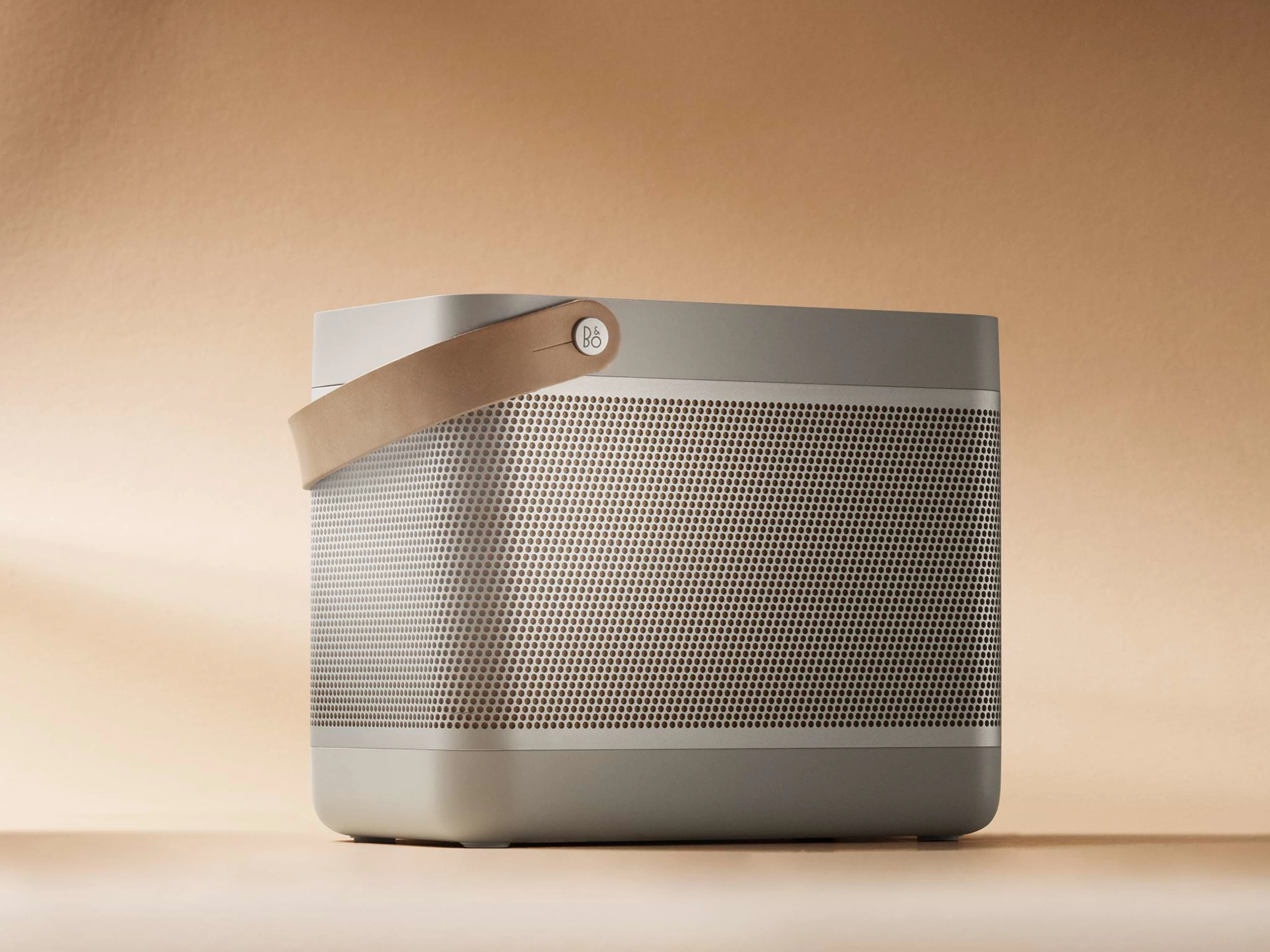 Beolit 20 con asa de cuero expuesta sobre una superficie plana