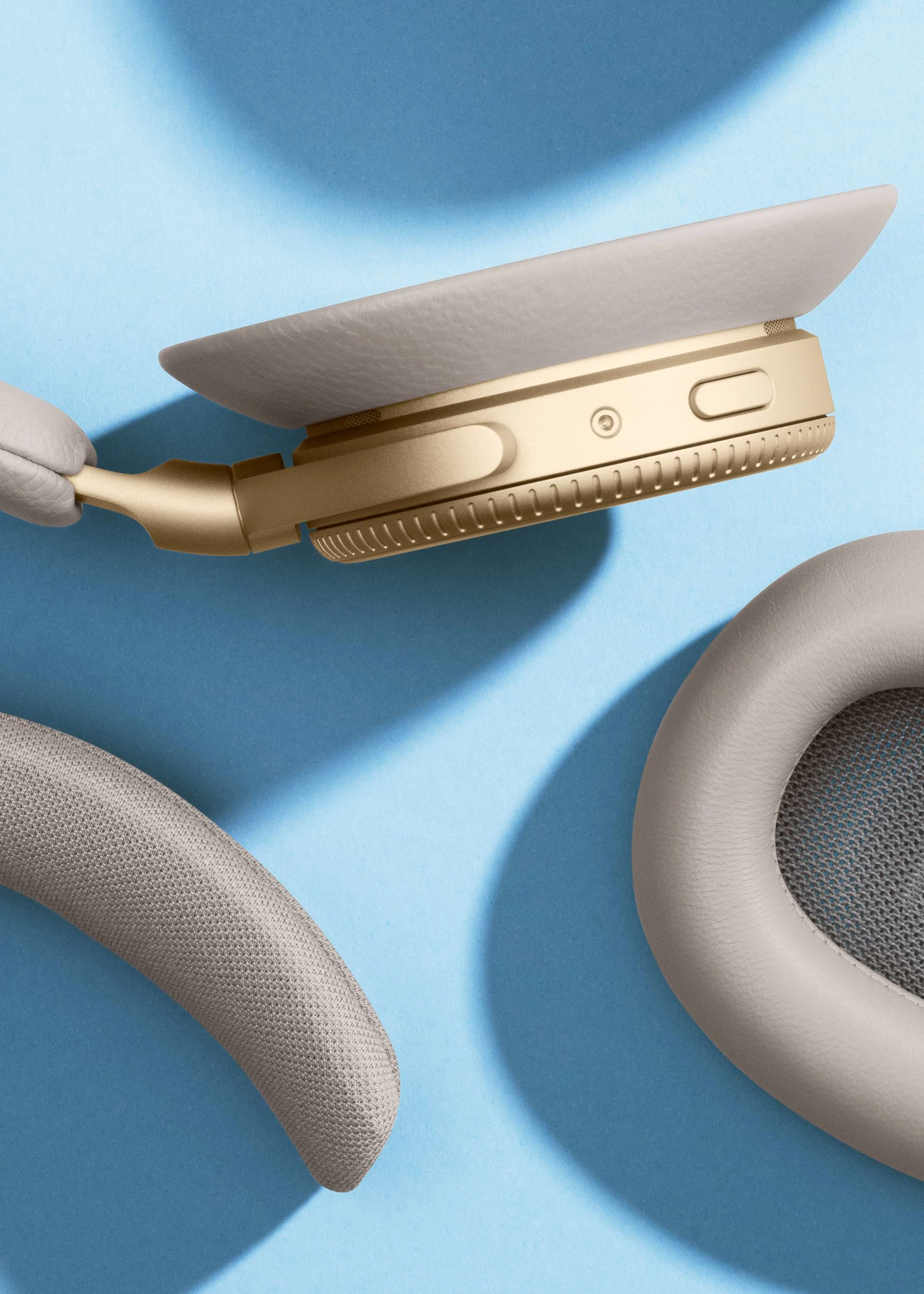 Close-up on the parts of Beoplay H100
