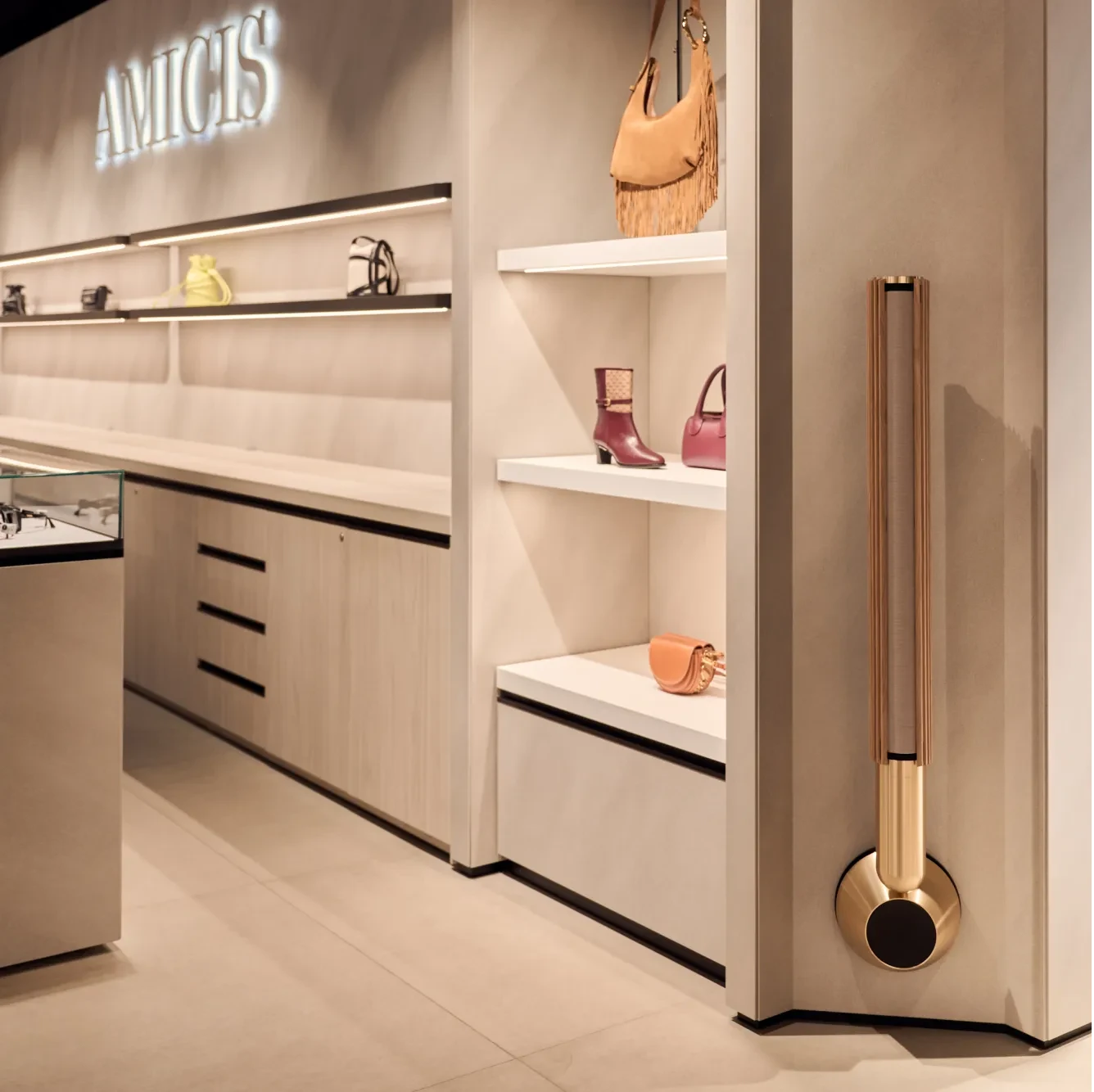 Picture of Amicis store display in Vienna with Beolab 28 Speaker