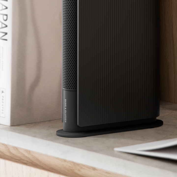 Close view of the book-shaped speaker Beosound Emerge Black Anthracite on a bookshelf