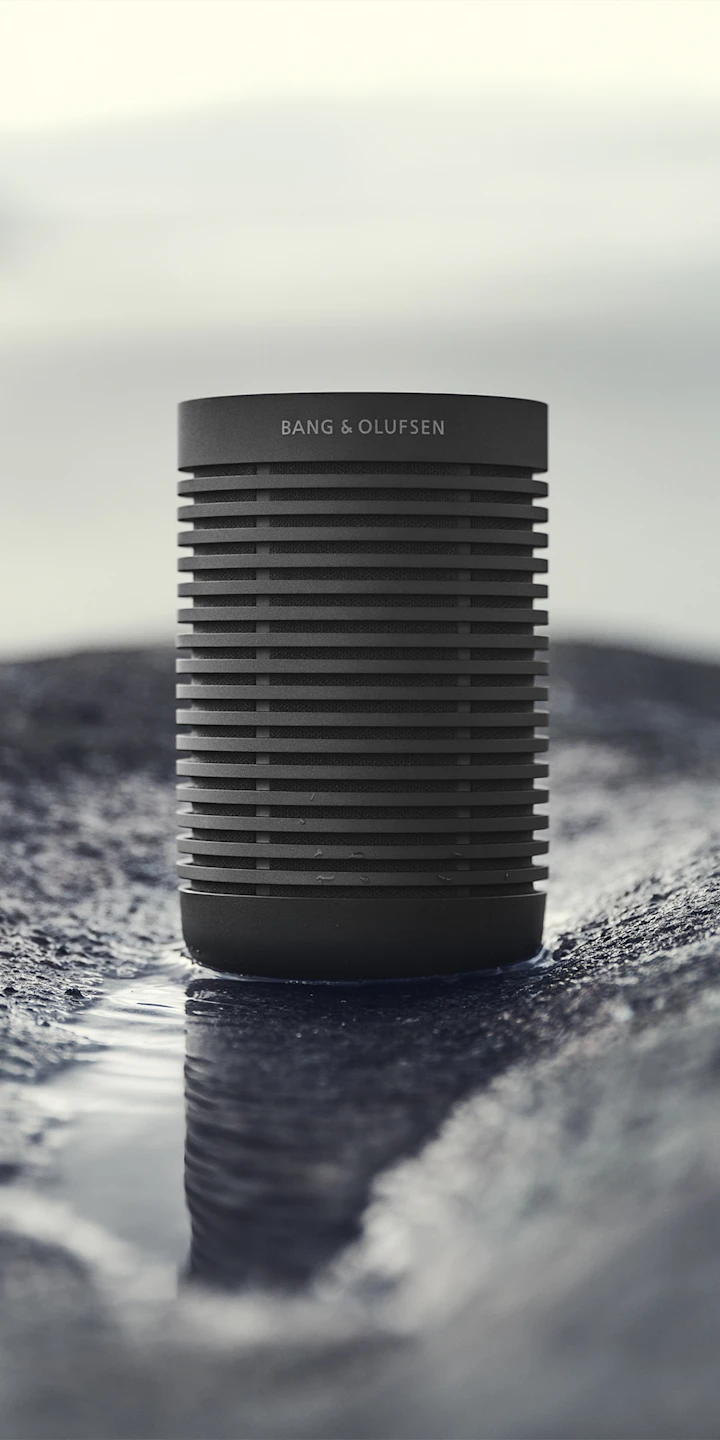 Enceinte d’extérieur Beosound Explore placée sur un terrain humide
