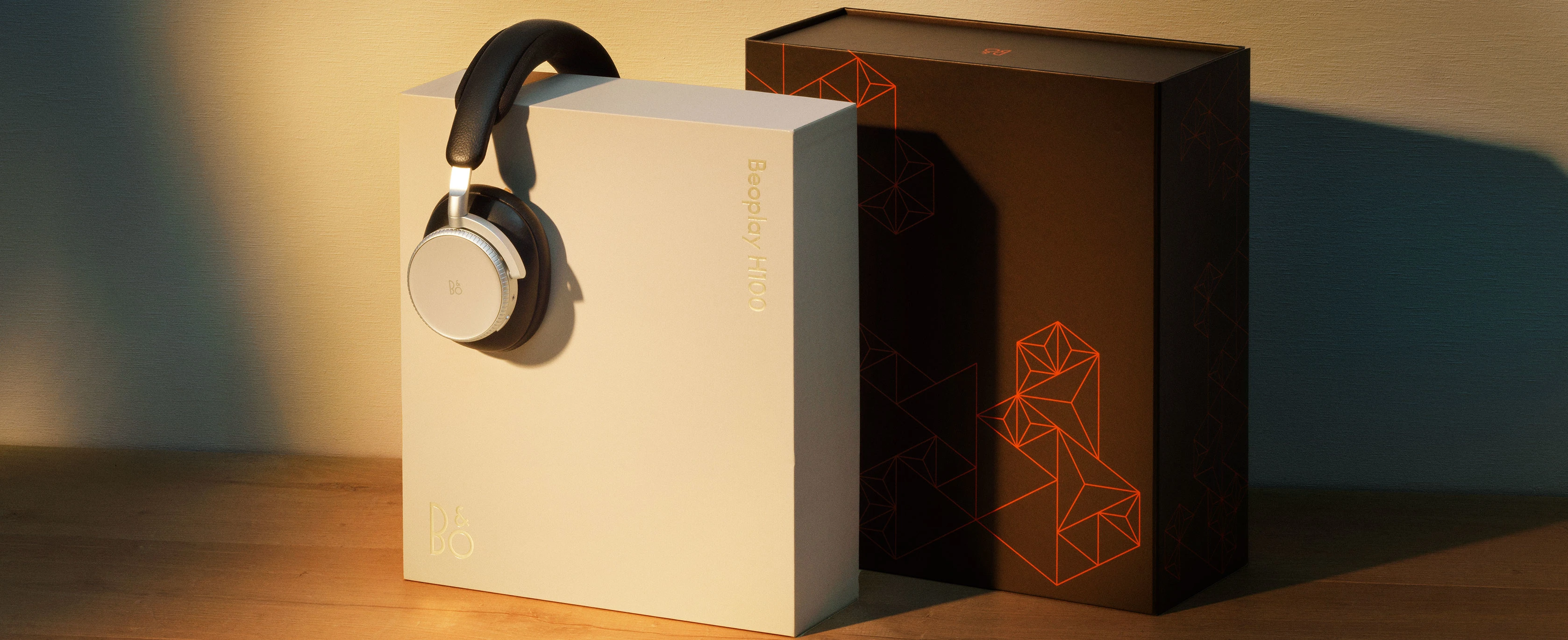 Beoplay H100 on top of the gifting box