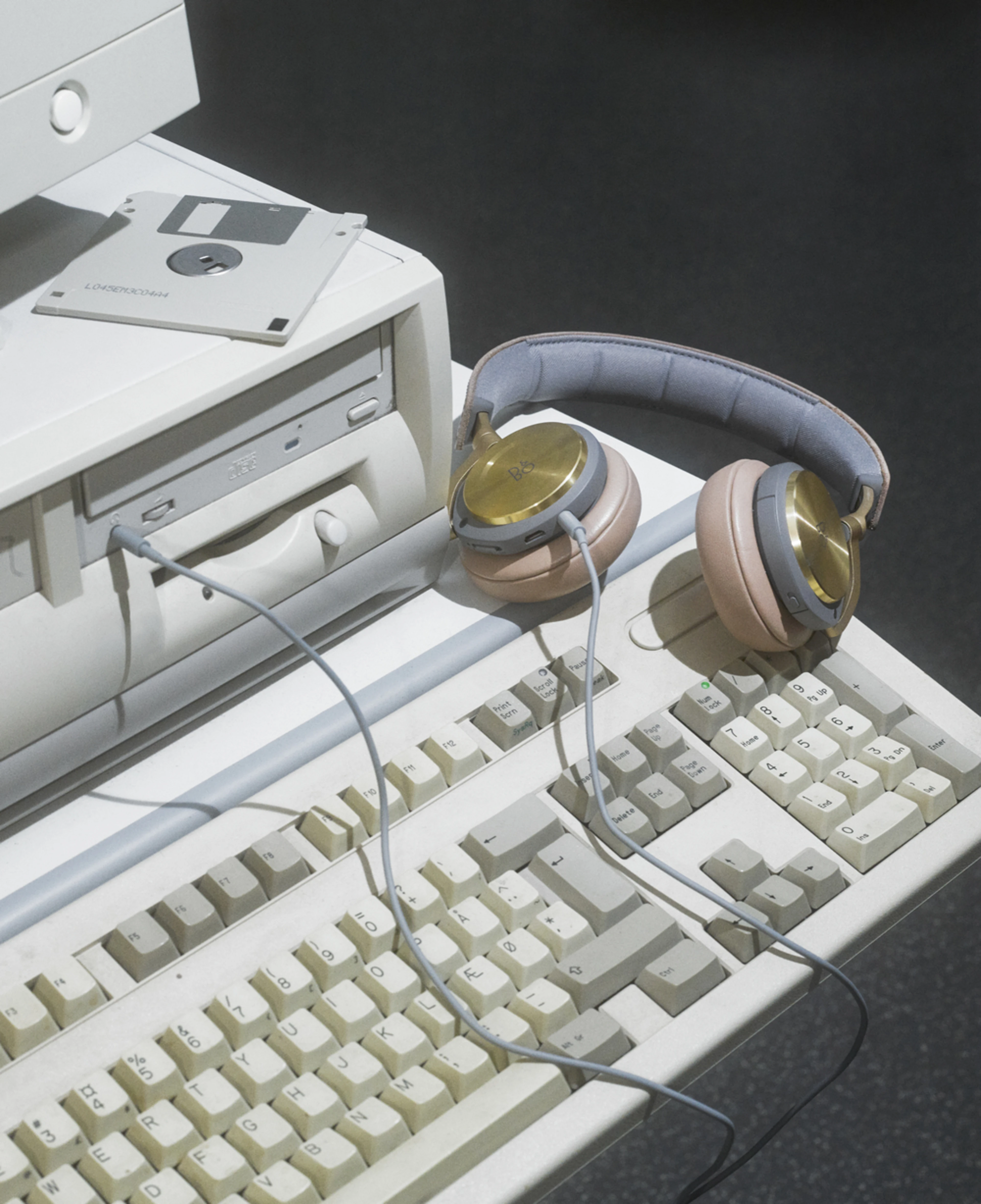 Hovedtelefoner tilsluttet en gammel computer