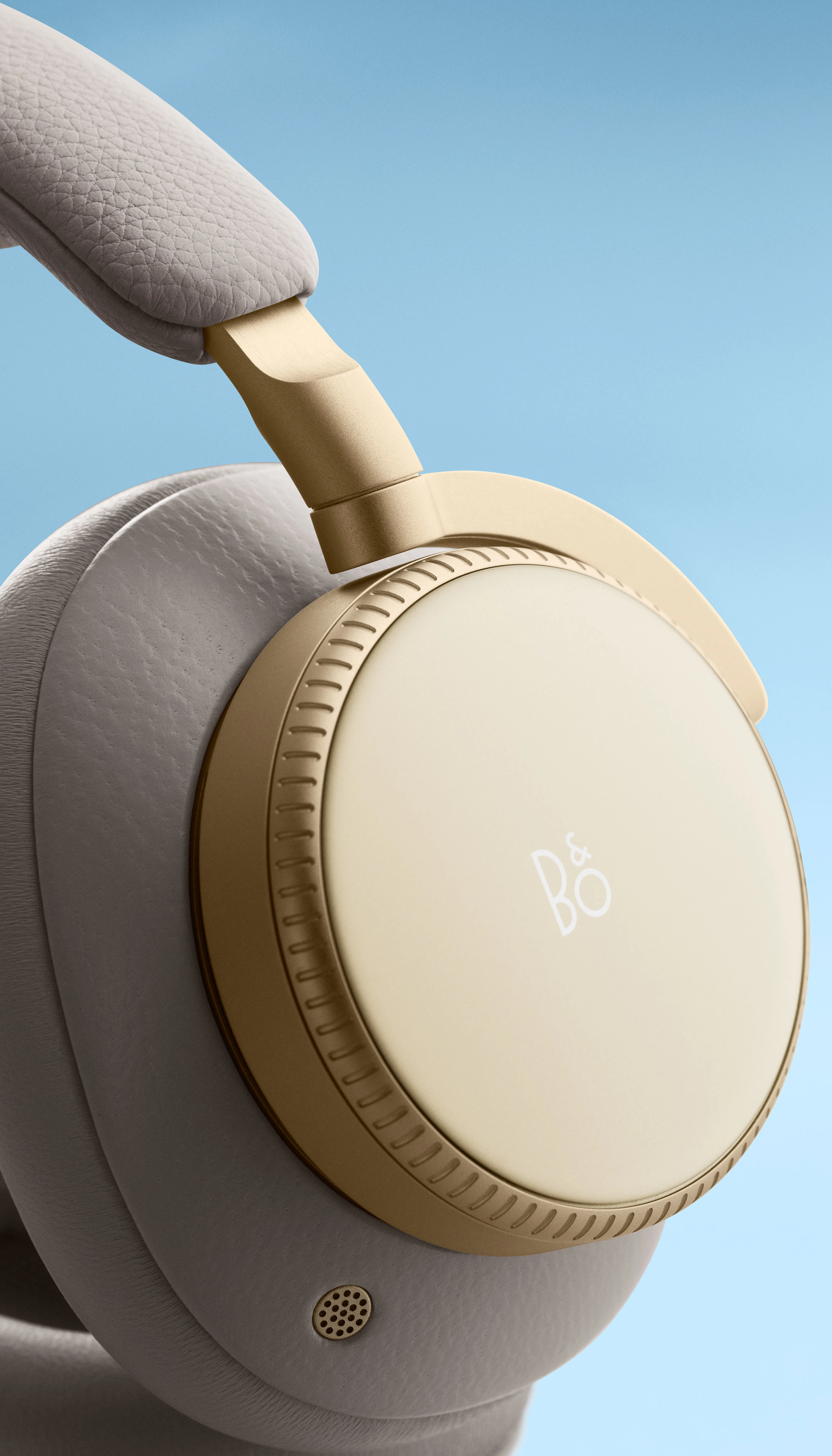Close-up picture of the Beoplay H100 in the Hourglass Sand variation