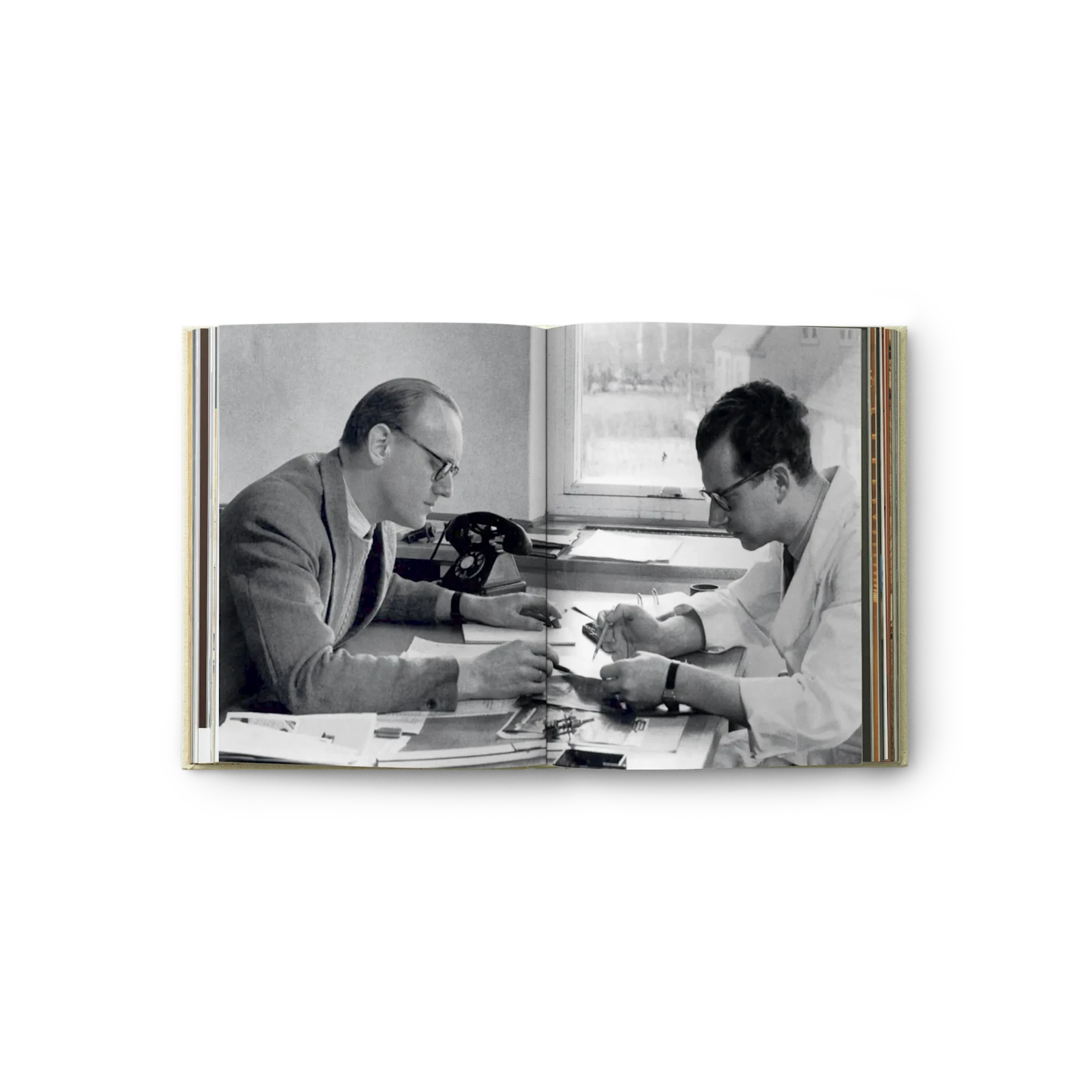 Bang & Olufsen100周年記念ブック|Bang & Olufsen公式ストア Bang & Olufsen100周年記念ブック|Bang & Olufsen公式ストア