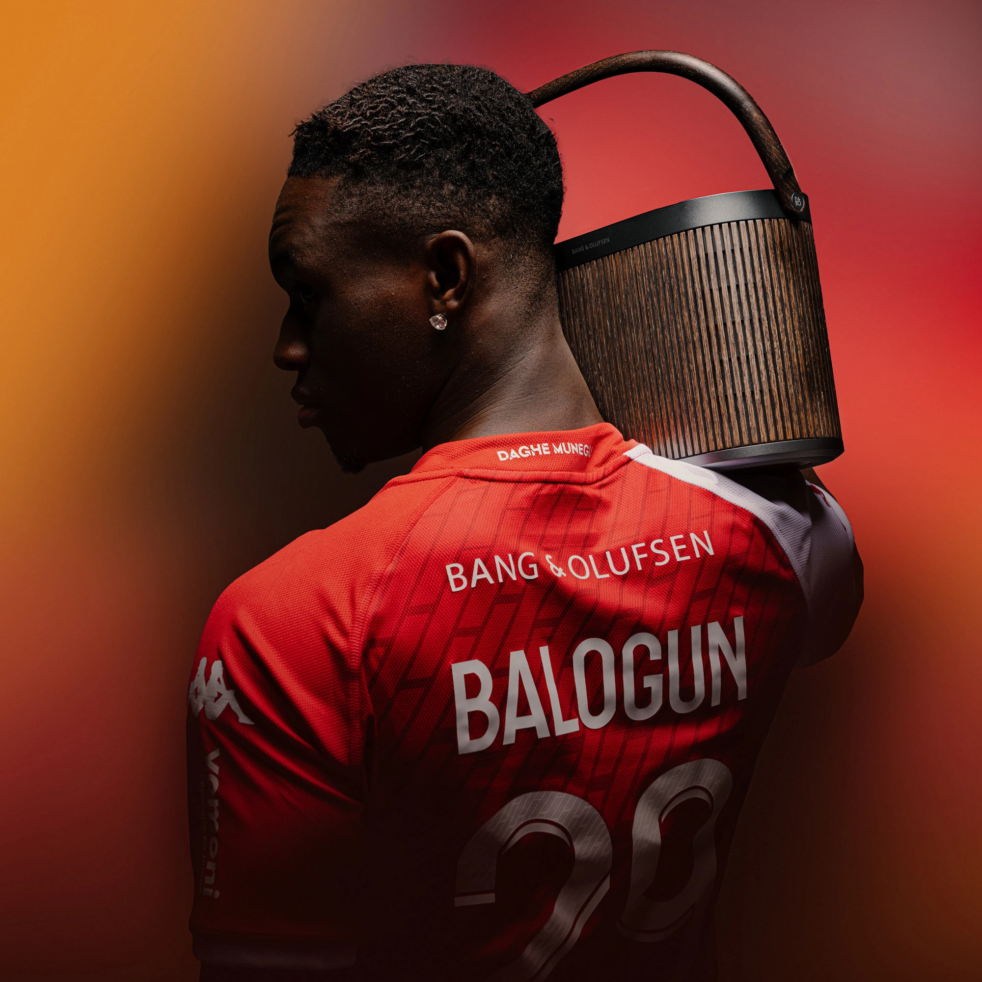 Image of Folarin Balogun with Beosound A5 on his shoulder