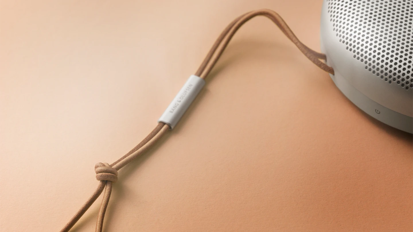 The leather strap of Beosound A1 in grey mist