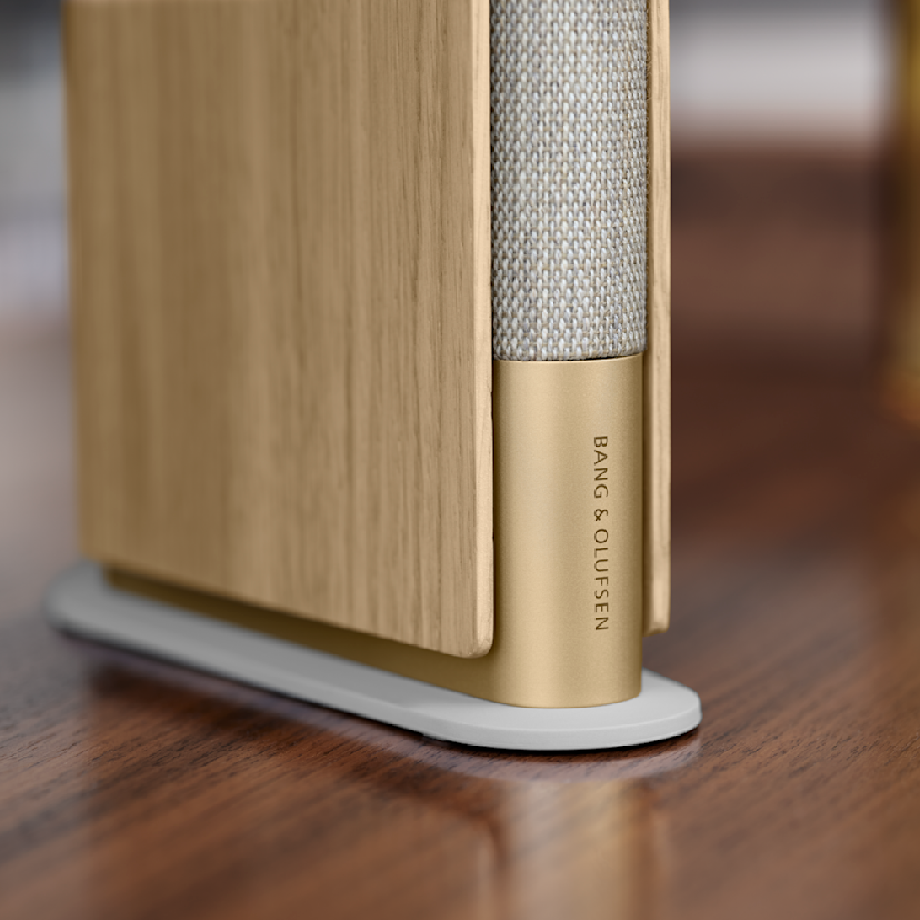 Beosound Emerge 是一款優雅設計的揚聲器,以頂級材質、鋁材、自然橡木與 kvadrat 織品製成。