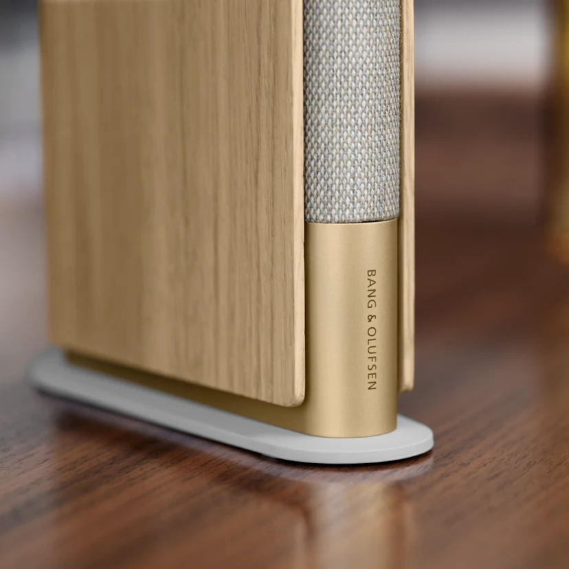 Beosound Emerge er en elegant designet højttaler, der er fremstillet af eksklusive materialer, aluminium, naturligt egetræ og stof fra Kvadrat.