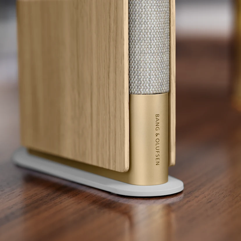 Beosound Emerge er en elegant designet højttaler, der er fremstillet af eksklusive materialer, aluminium, naturligt egetræ og stof fra Kvadrat.