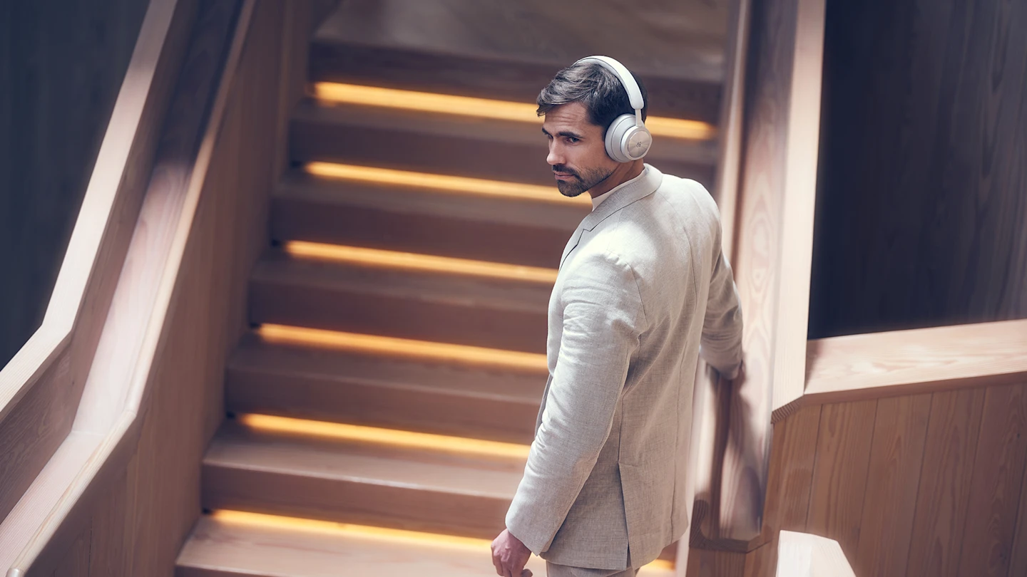 Ofisinde Beoplay Portal kulaklık takan adam