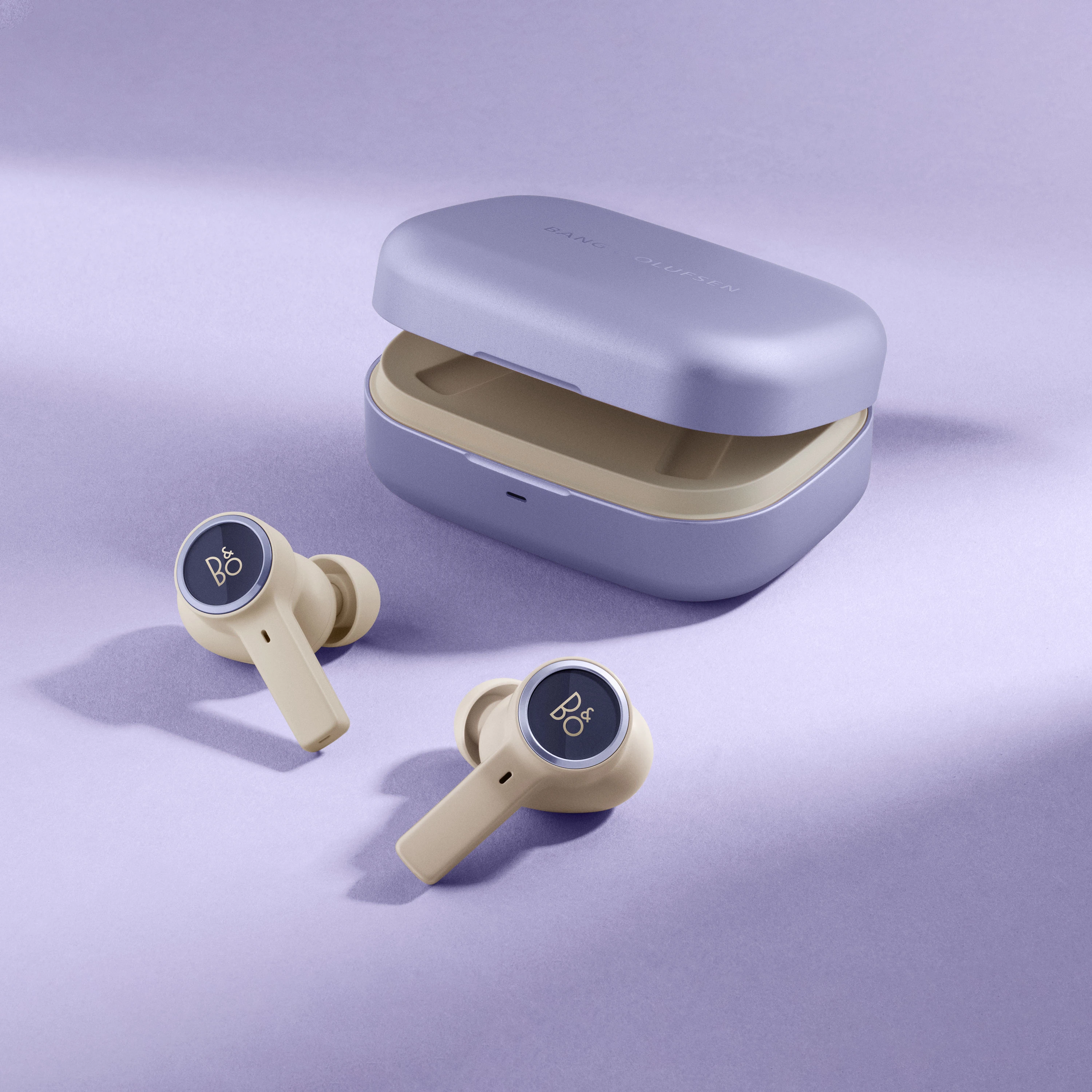 Image of a Beoplay EX Atelier Limited Editions earbuds and case in the colour Dawn Purple