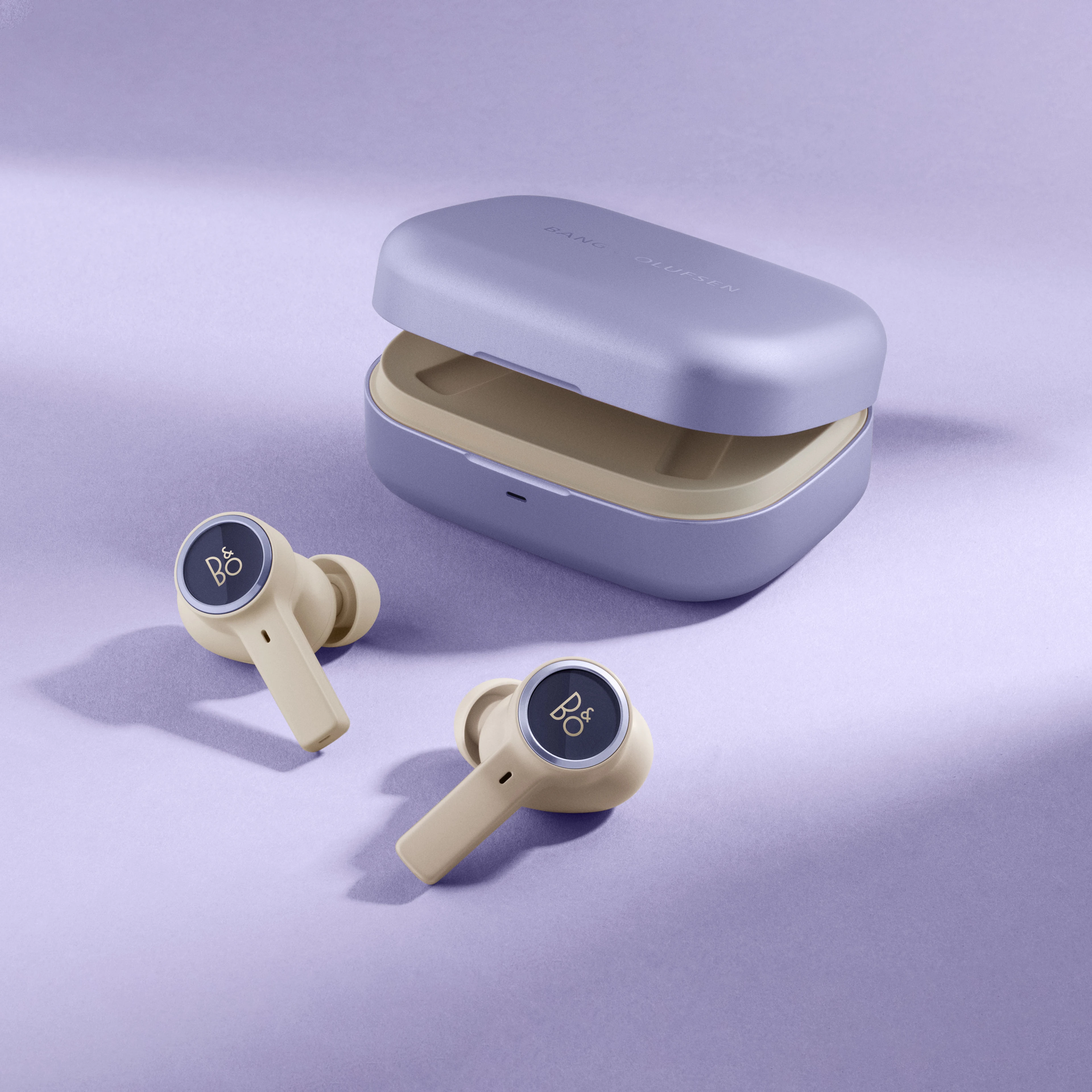 Image of a Beoplay EX Atelier Limited Editions earbuds and case in the colour Dawn Purple