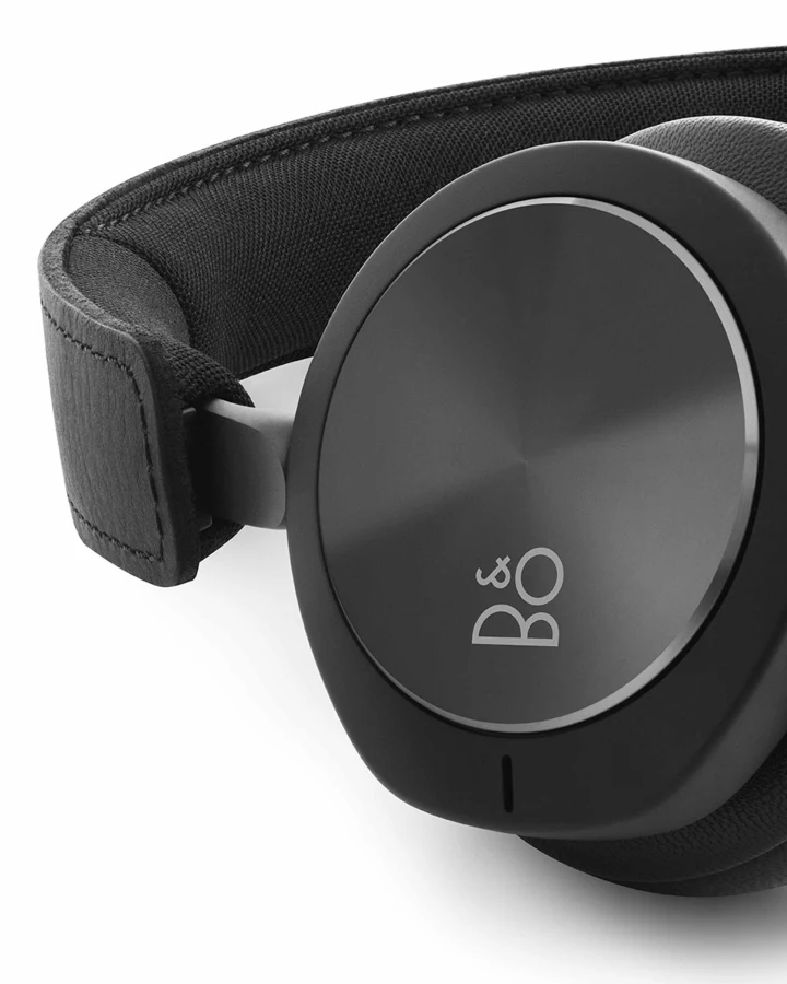 Beoplay H8i headphones close up image of the black aluminium disk 