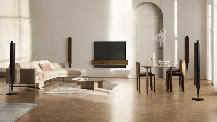 Beolab 18 in a living room with beovision eclipse