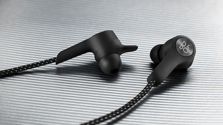 Beoplay E6 black variant full image