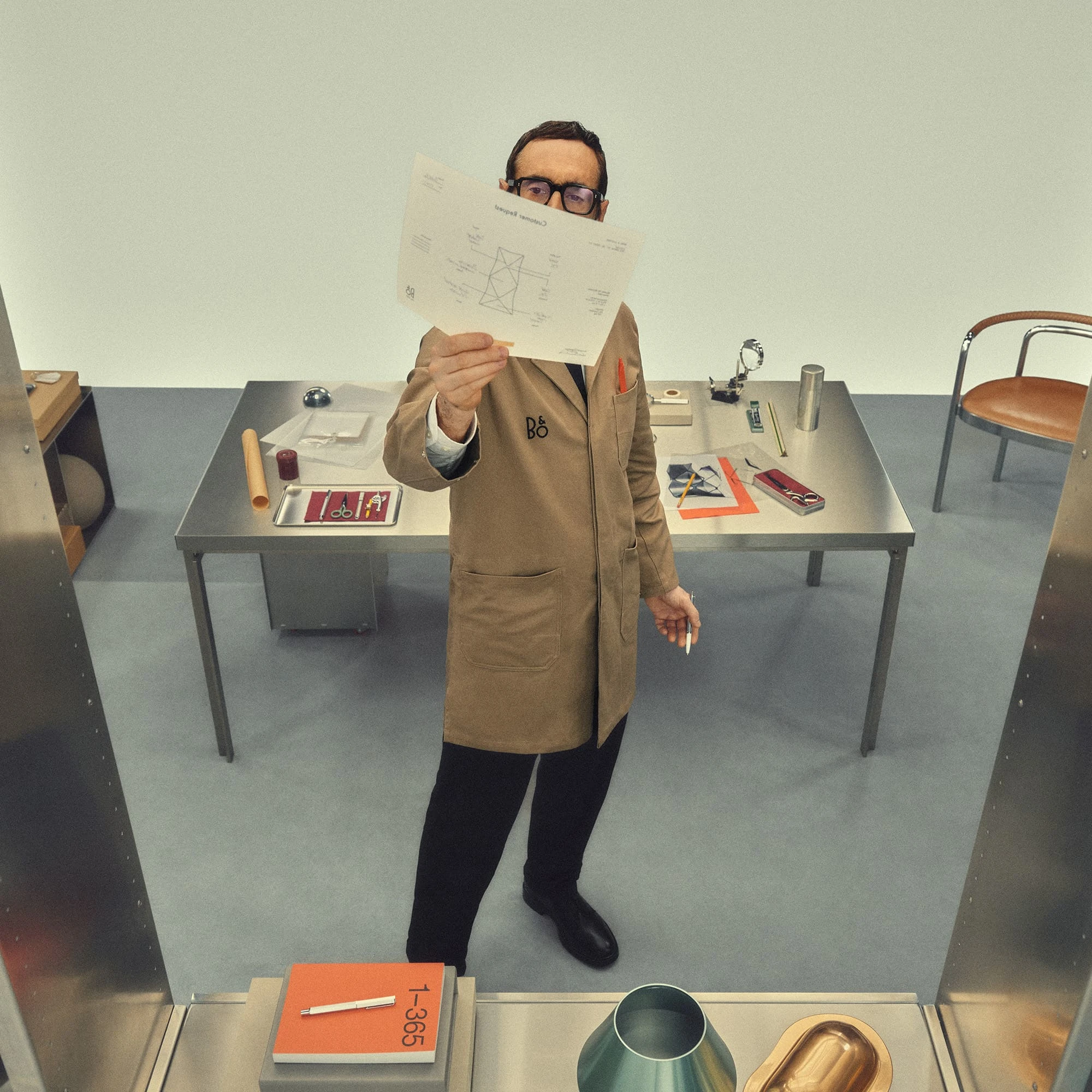 Man holding up a sketch of Beolab 90