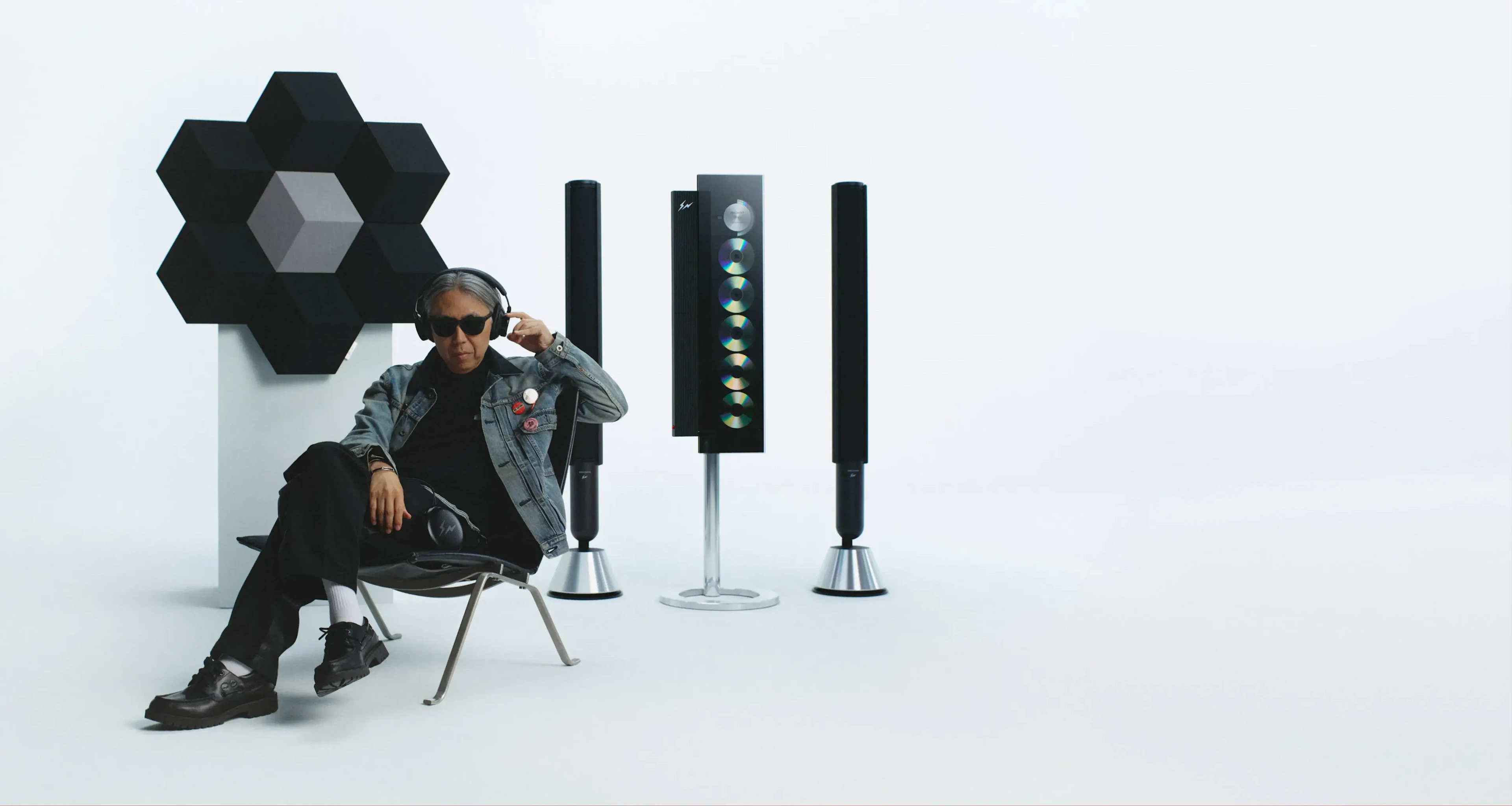 Hiroshi Fujiwara poserer på et photoshoot med Fragment og Bang & Olufsen